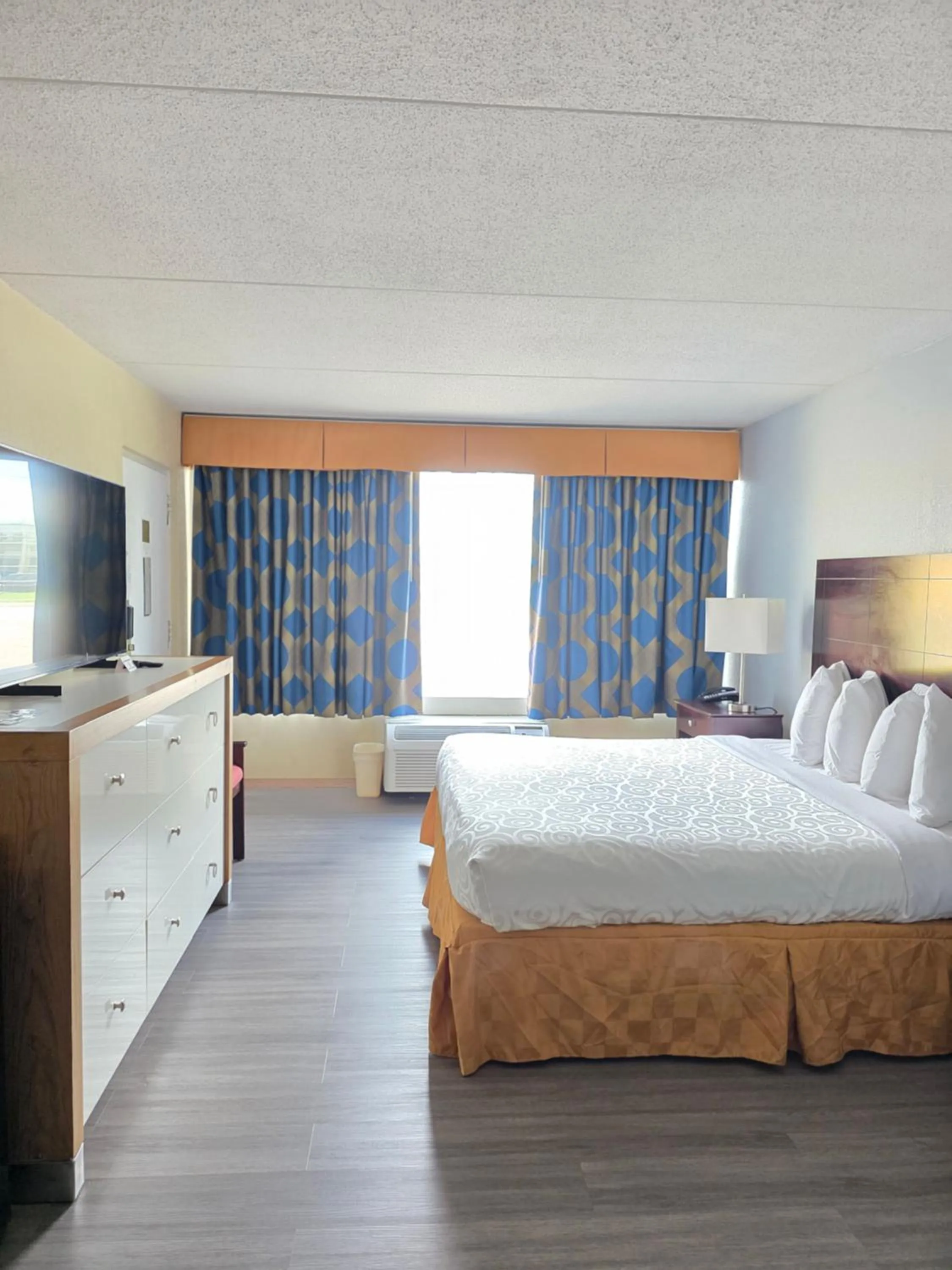 Photo of the whole room, Bed in Chattanooga Heritage Inn