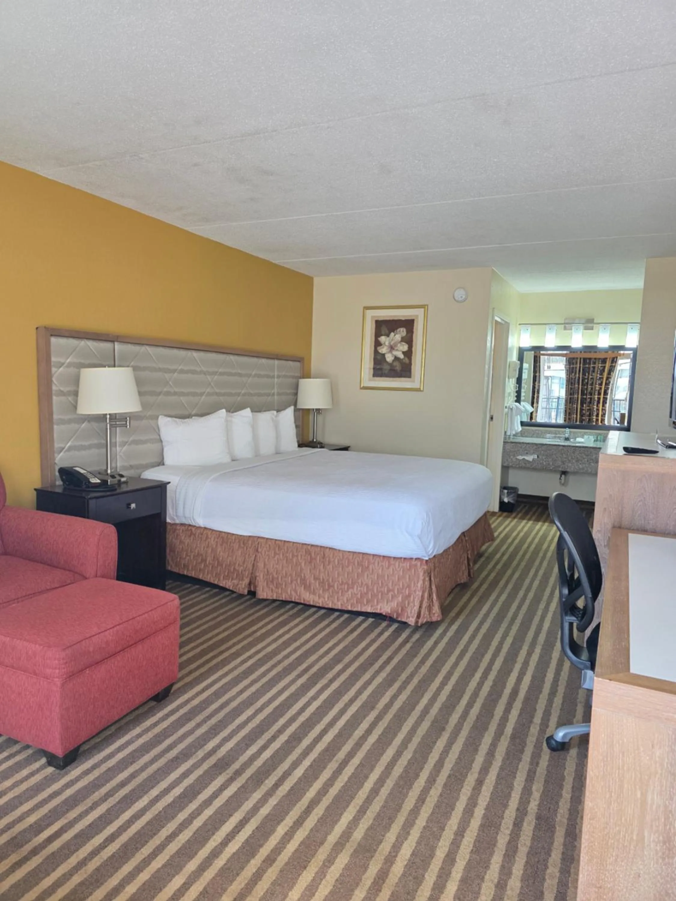 Bed in Chattanooga Heritage Inn