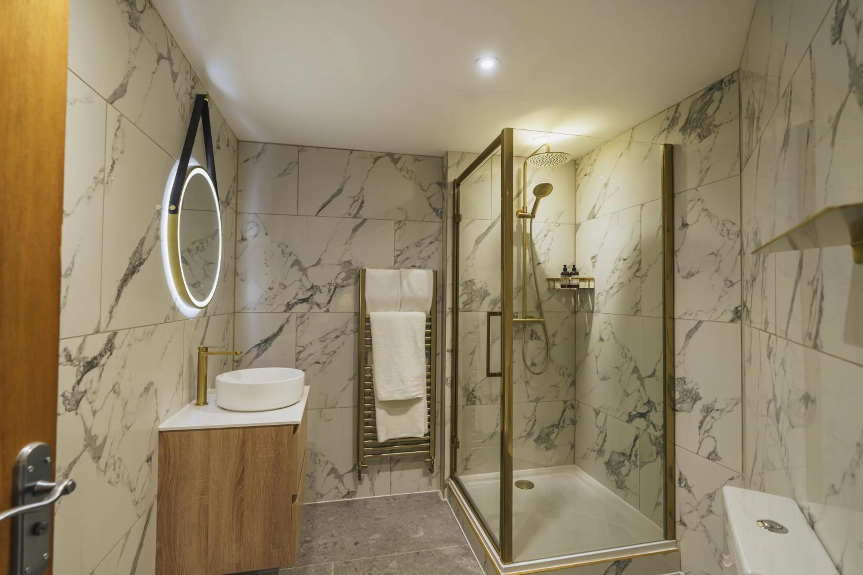 Shower in The Old Quay House Hotel