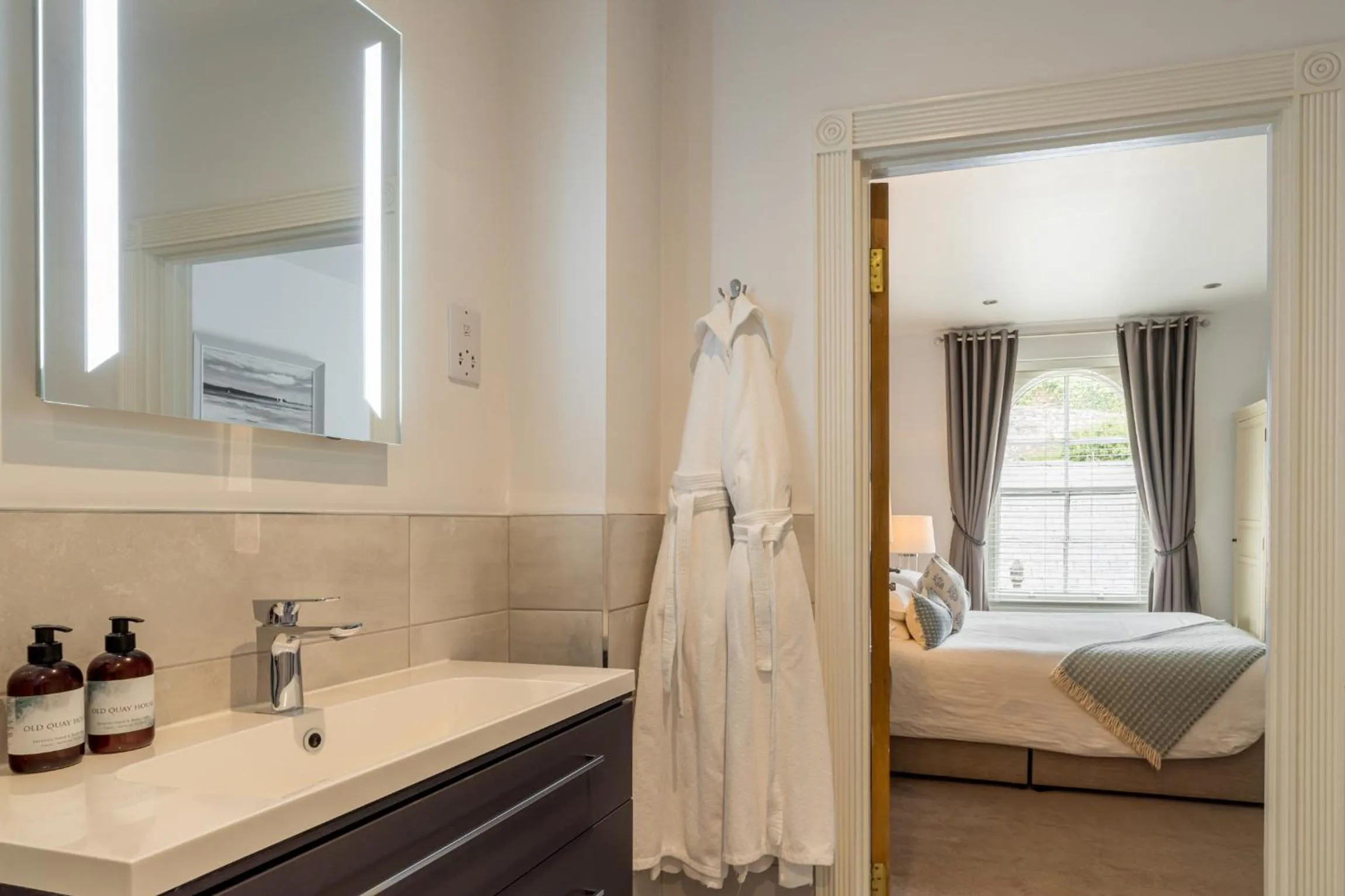 Bathroom, Bed in The Old Quay House Hotel