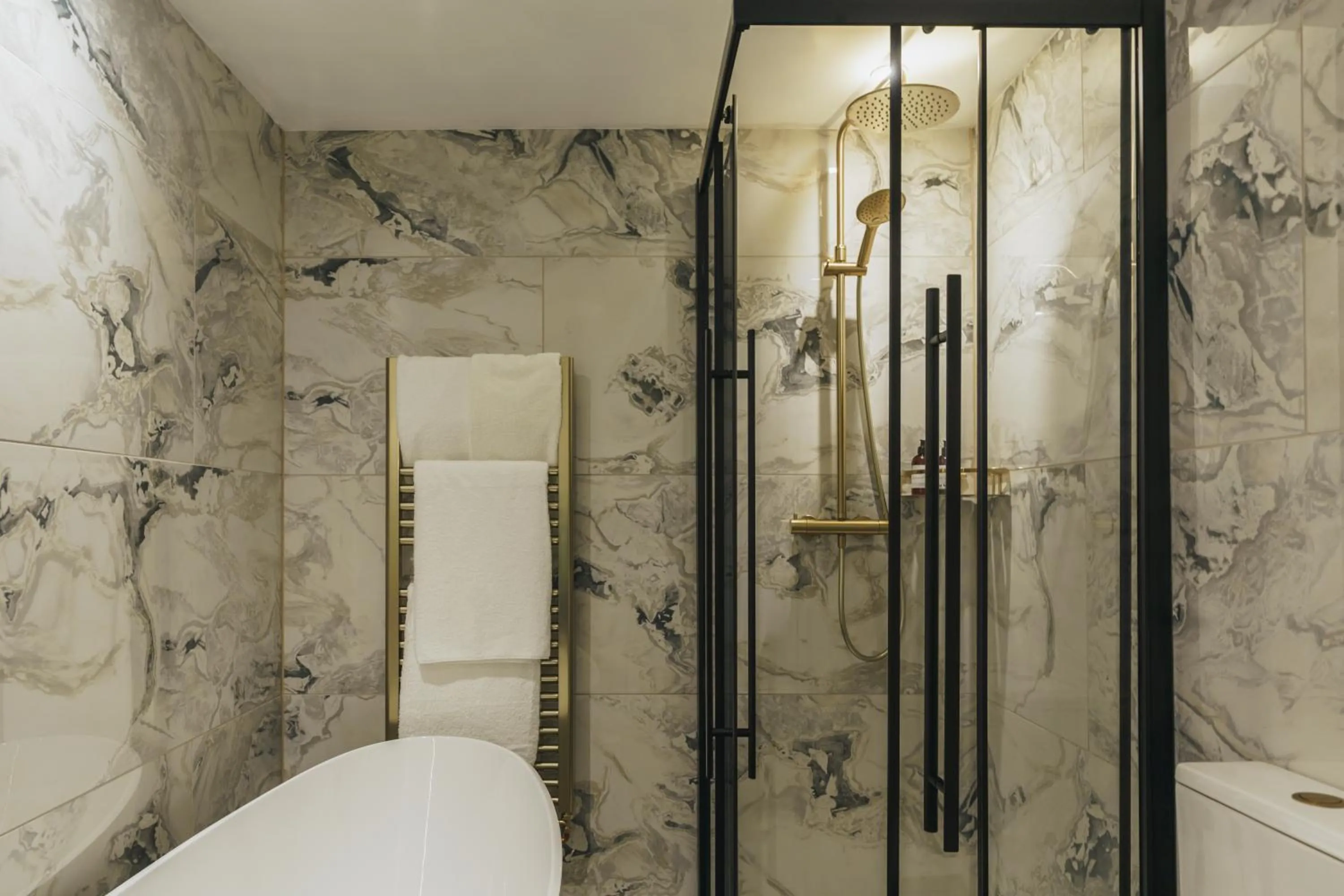 Shower in The Old Quay House Hotel