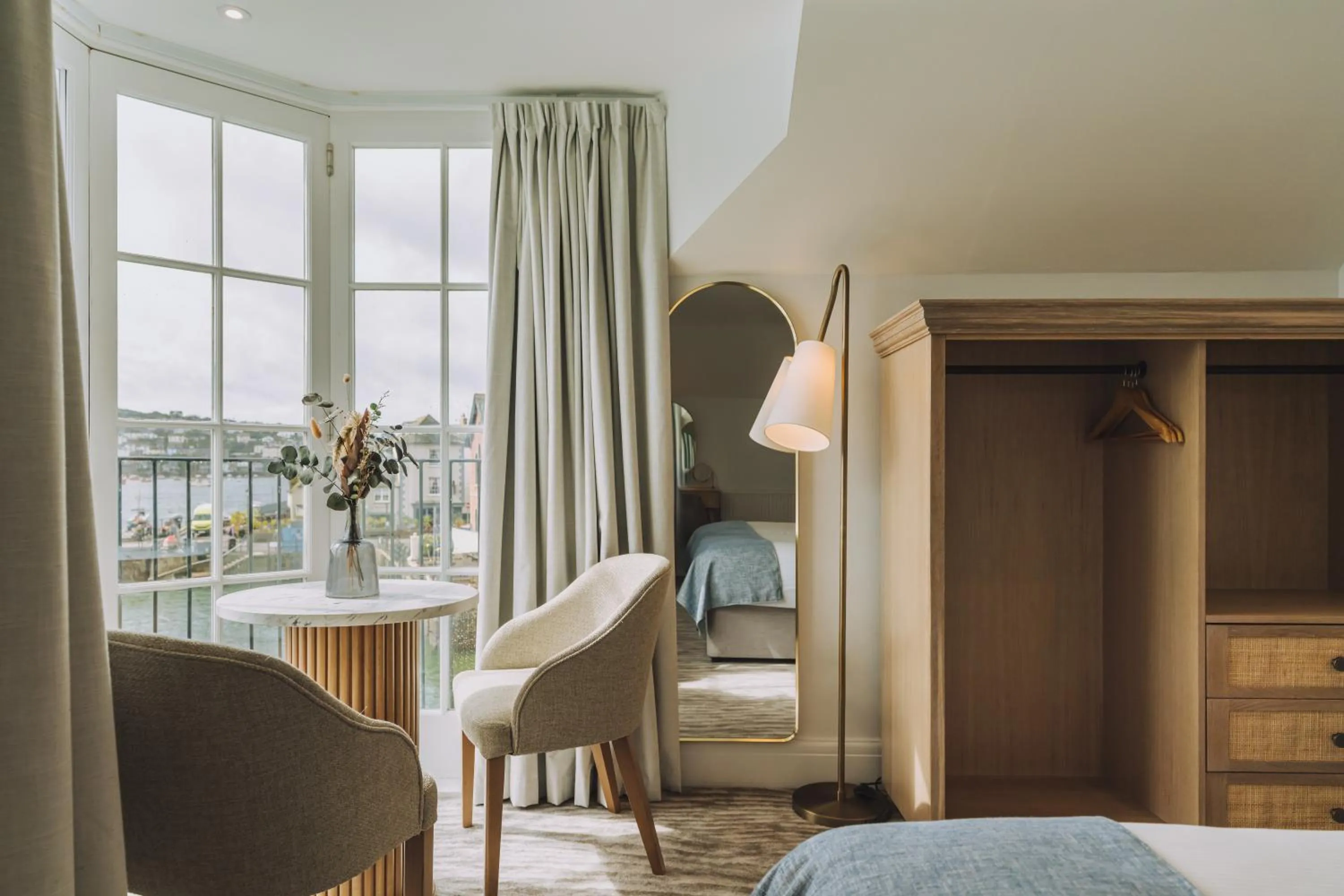 Seating area, Bed in The Old Quay House Hotel