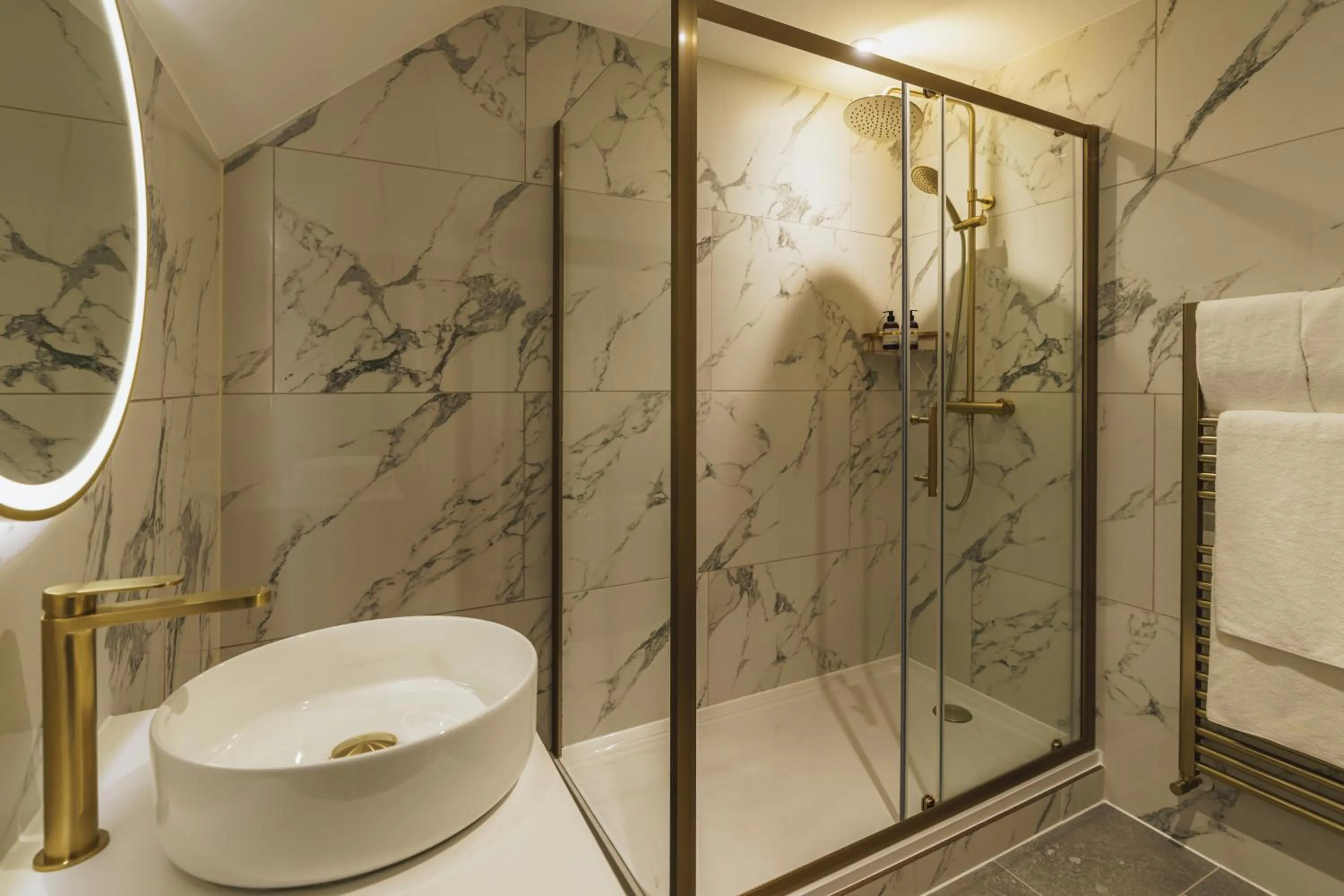 Shower in The Old Quay House Hotel