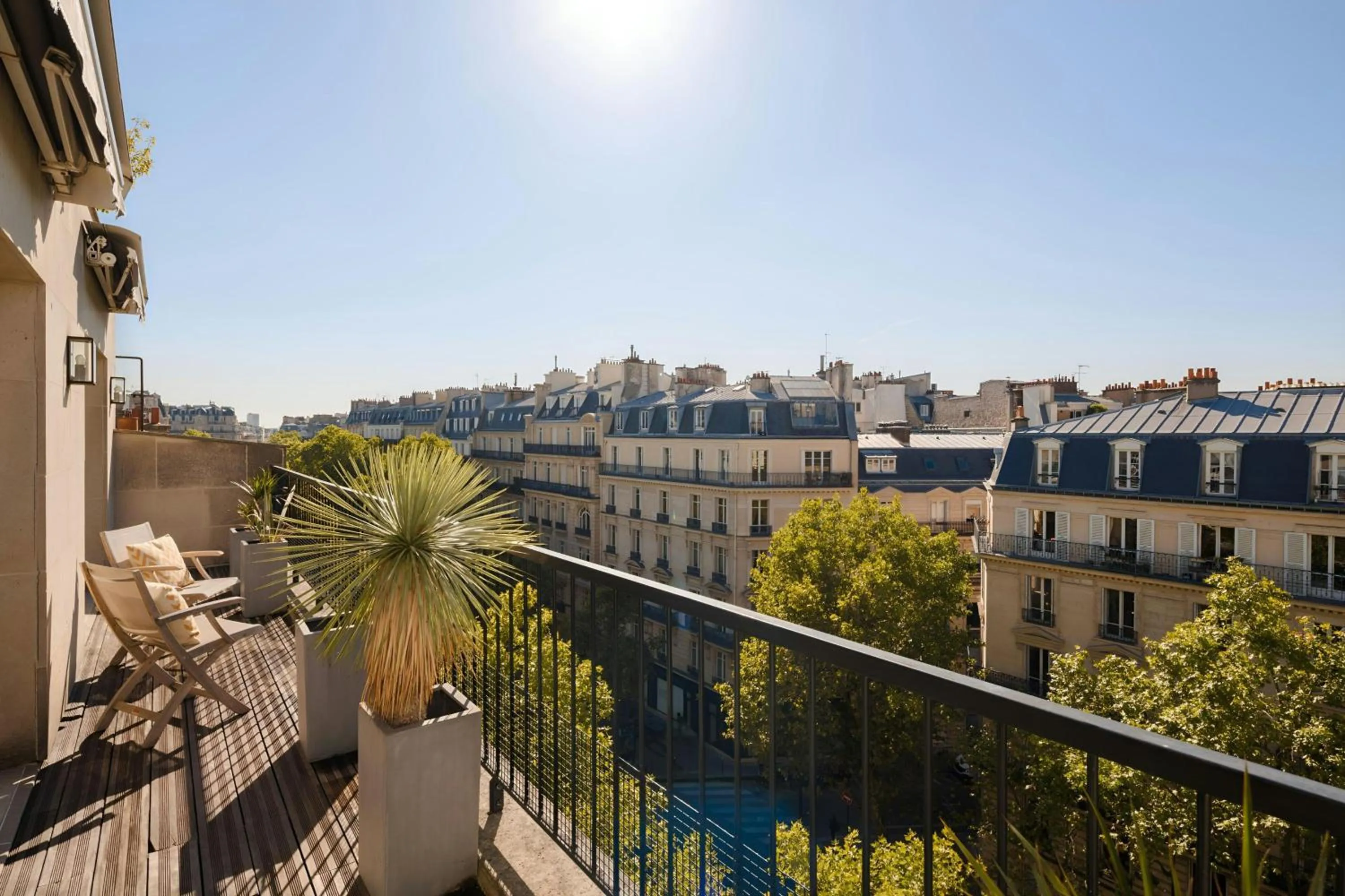 Photo of the whole room in L'Edmond Hotel Parc Monceau, Sonder by Marriott Bonvoy