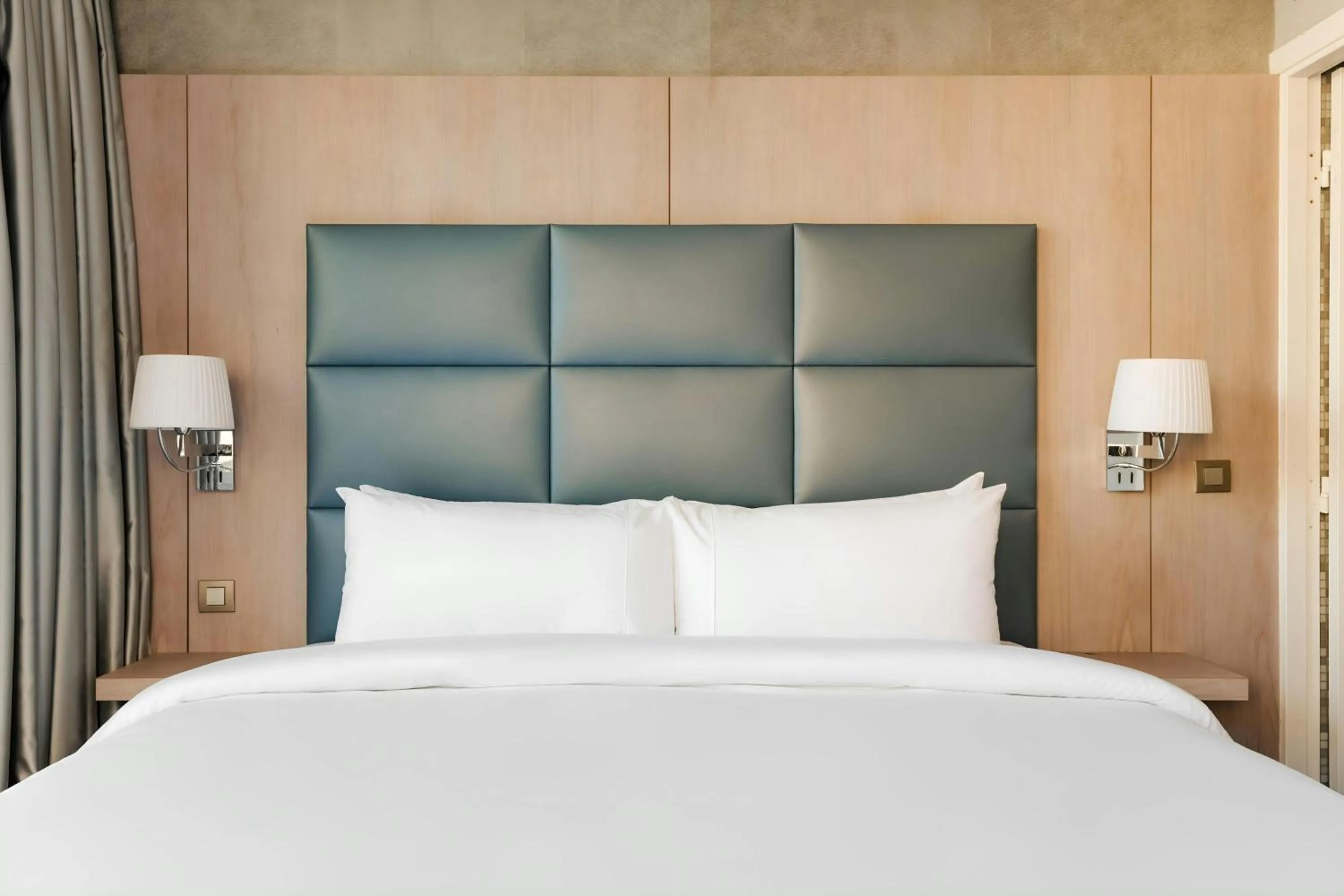 Bedroom, Bed in L'Edmond Hotel Parc Monceau, Sonder by Marriott Bonvoy