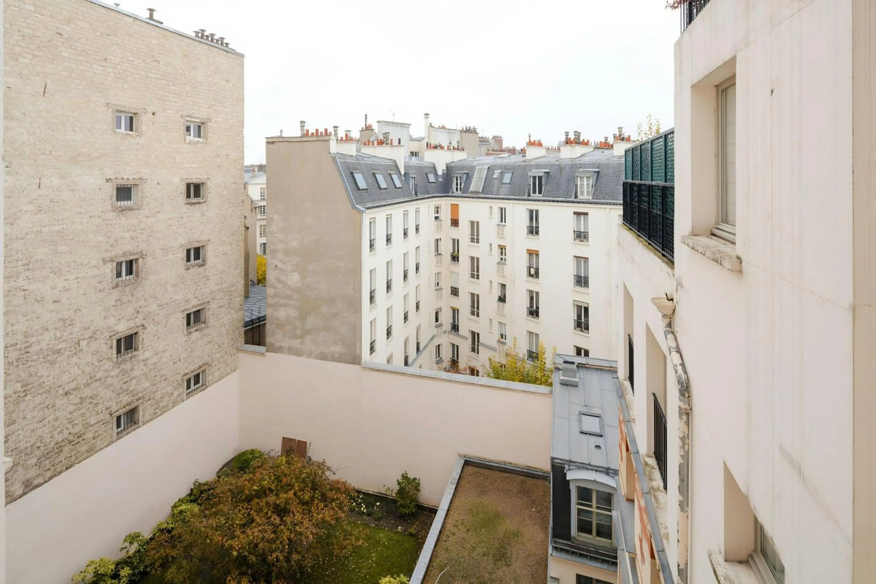 Photo of the whole room in L'Edmond Hotel Parc Monceau, Sonder by Marriott Bonvoy