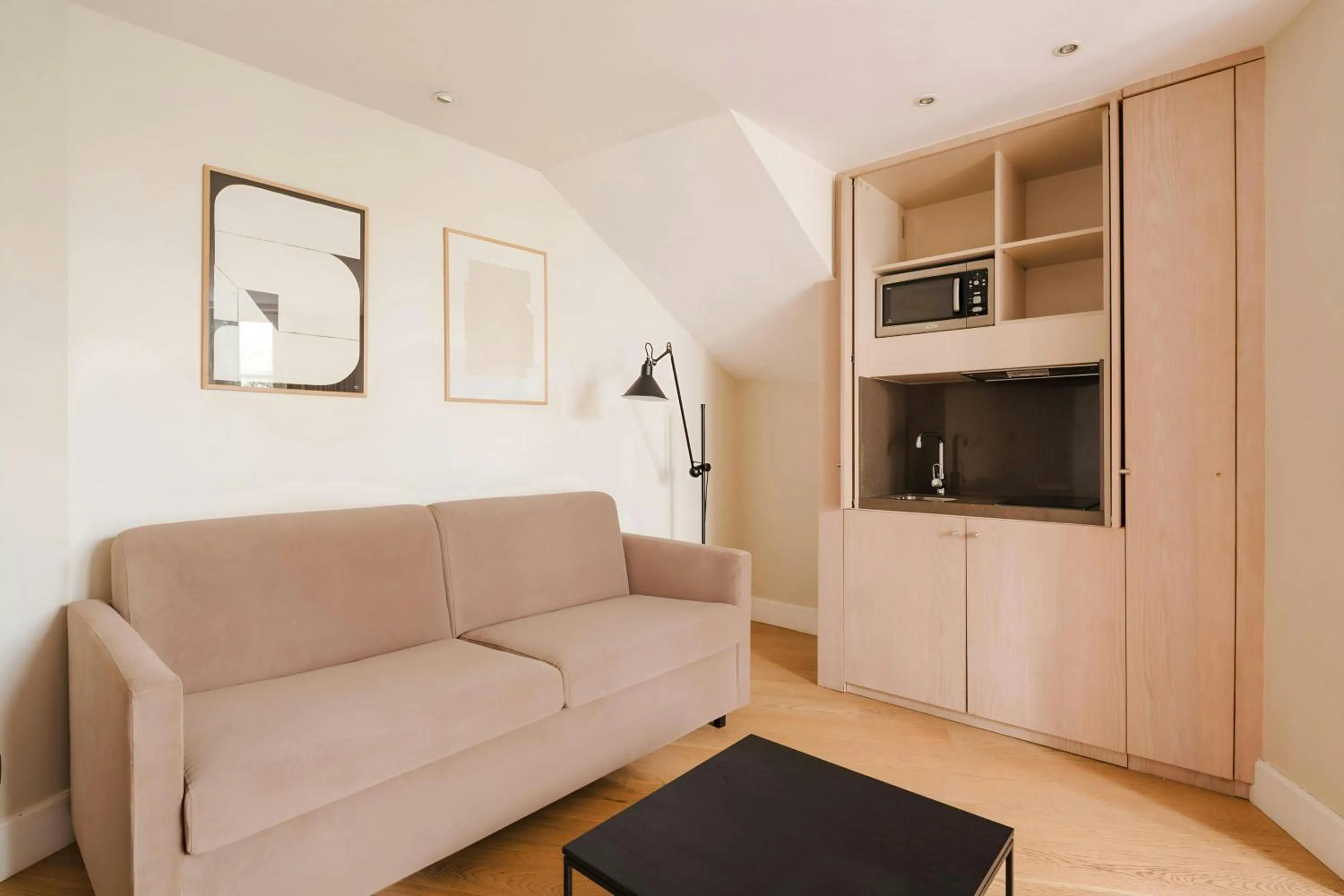 Living room in L'Edmond Hotel Parc Monceau, Sonder by Marriott Bonvoy