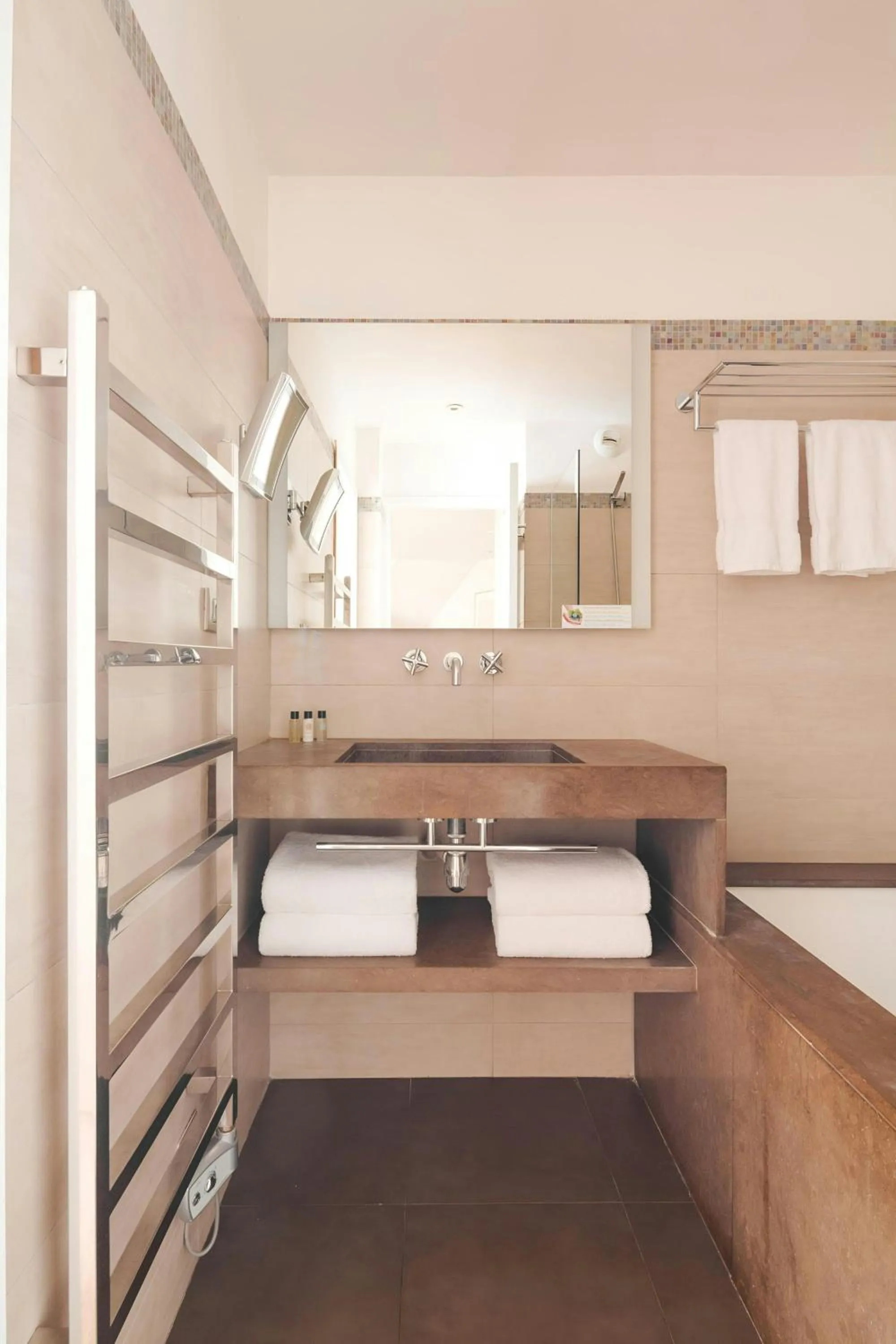 Bathroom in L'Edmond Hotel Parc Monceau, Sonder by Marriott Bonvoy