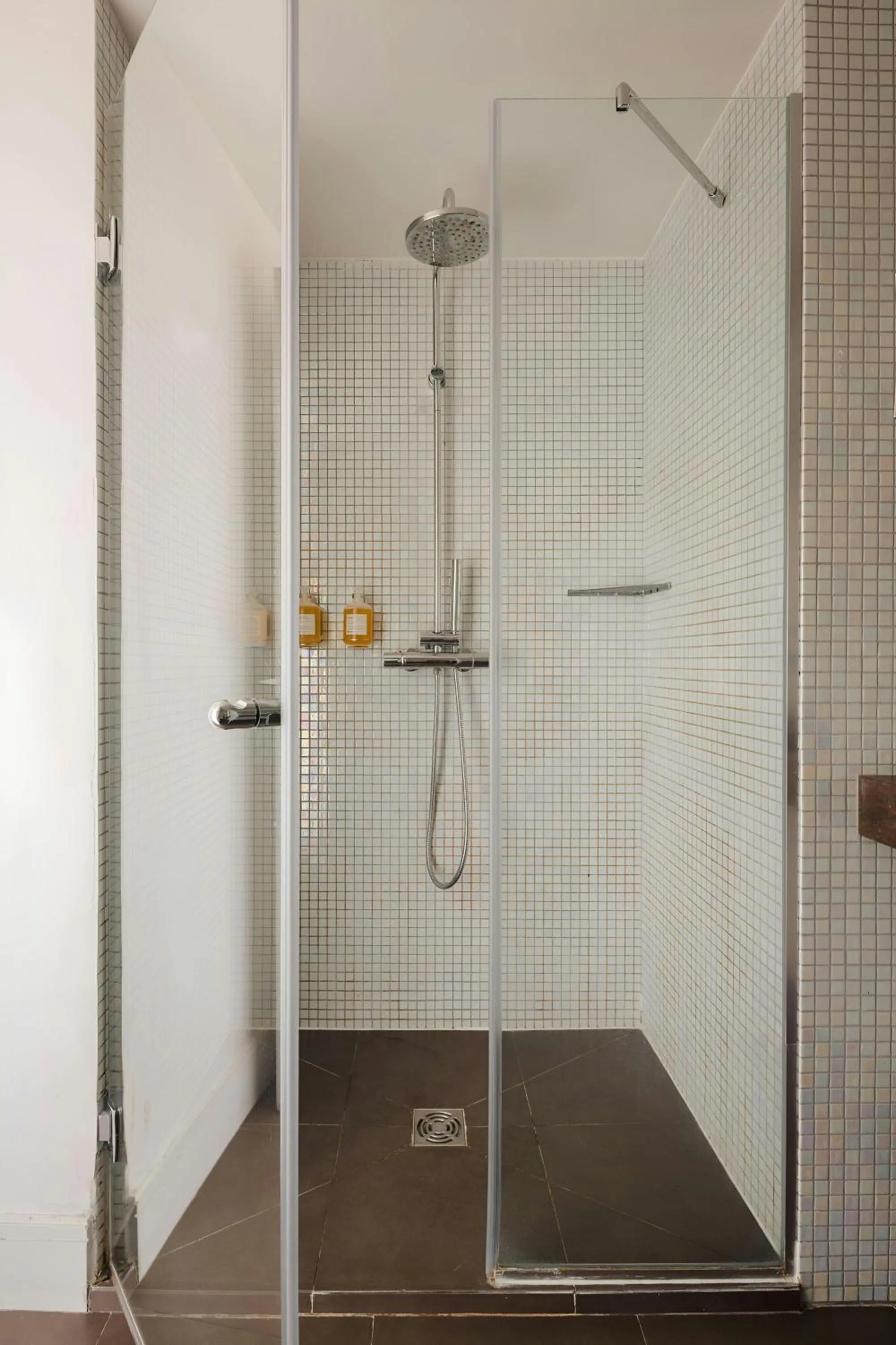 Bathroom in L'Edmond Hotel Parc Monceau, Sonder by Marriott Bonvoy