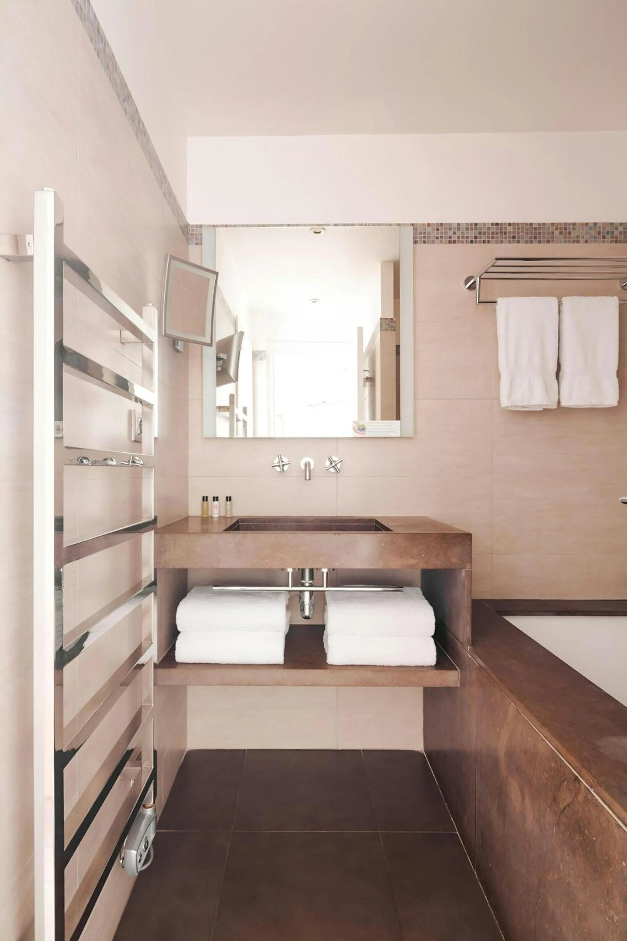 Bathroom in L'Edmond Hotel Parc Monceau, Sonder by Marriott Bonvoy