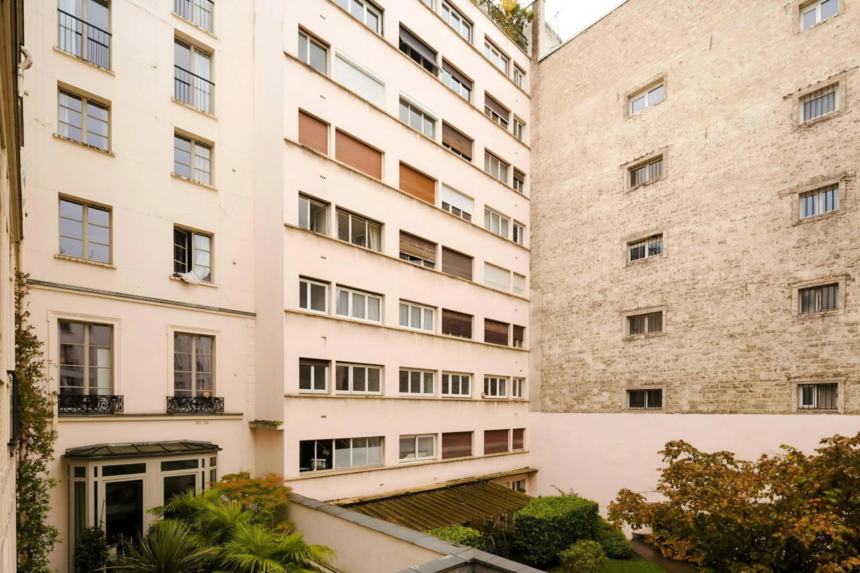 Photo of the whole room in L'Edmond Hotel Parc Monceau, Sonder by Marriott Bonvoy