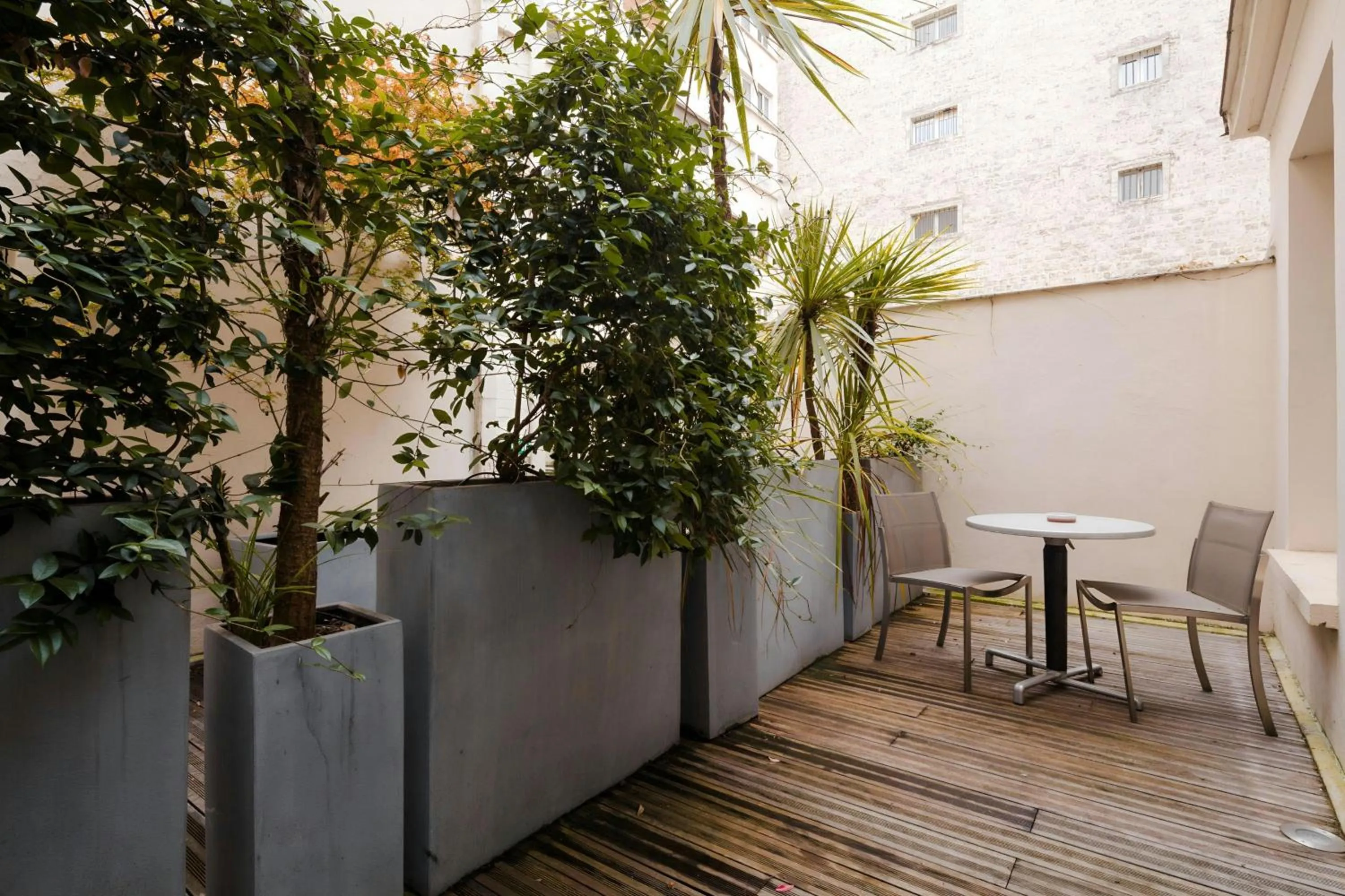 Photo of the whole room in L'Edmond Hotel Parc Monceau, Sonder by Marriott Bonvoy