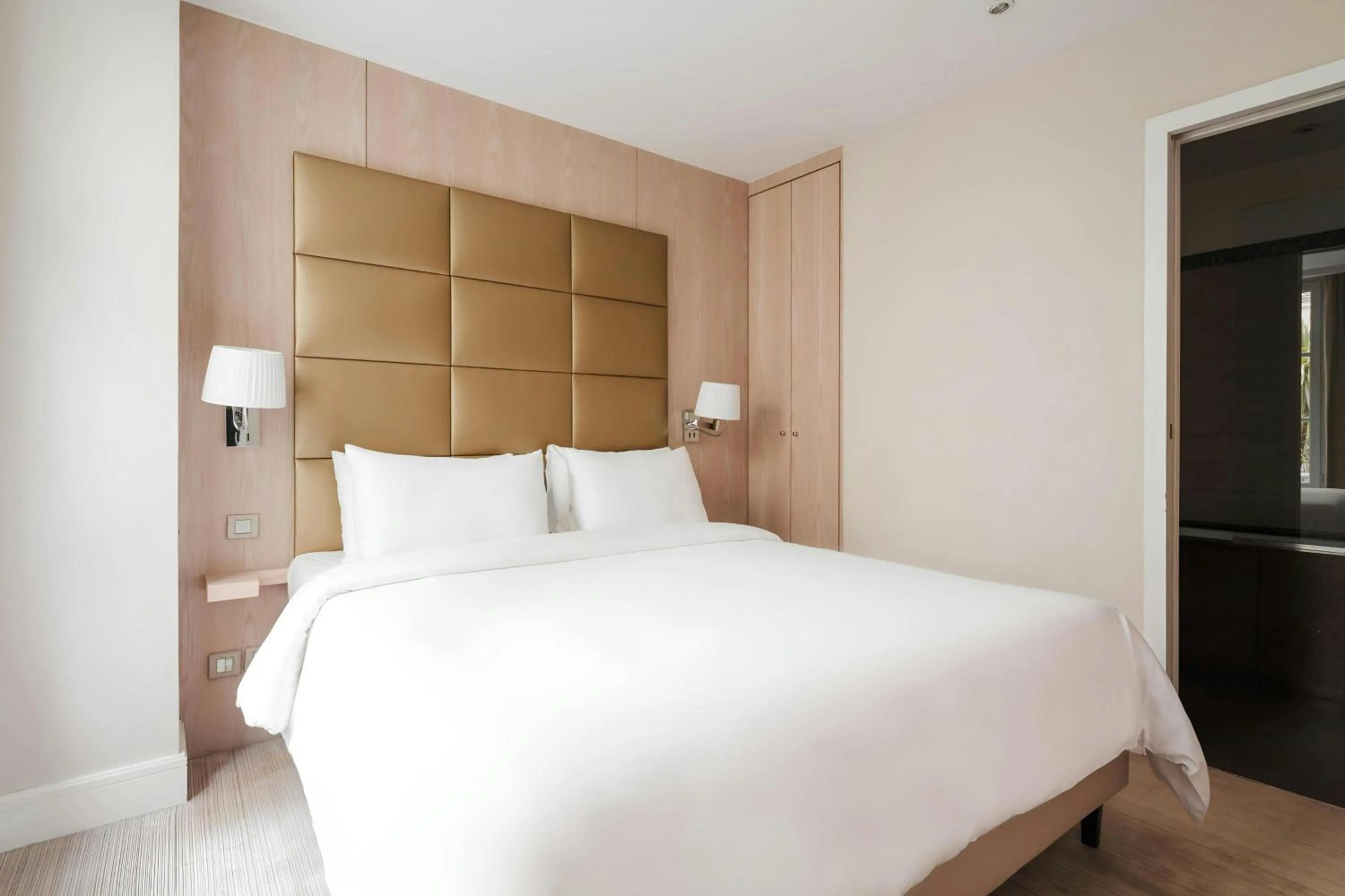 Bedroom, Bed in L'Edmond Hotel Parc Monceau, Sonder by Marriott Bonvoy