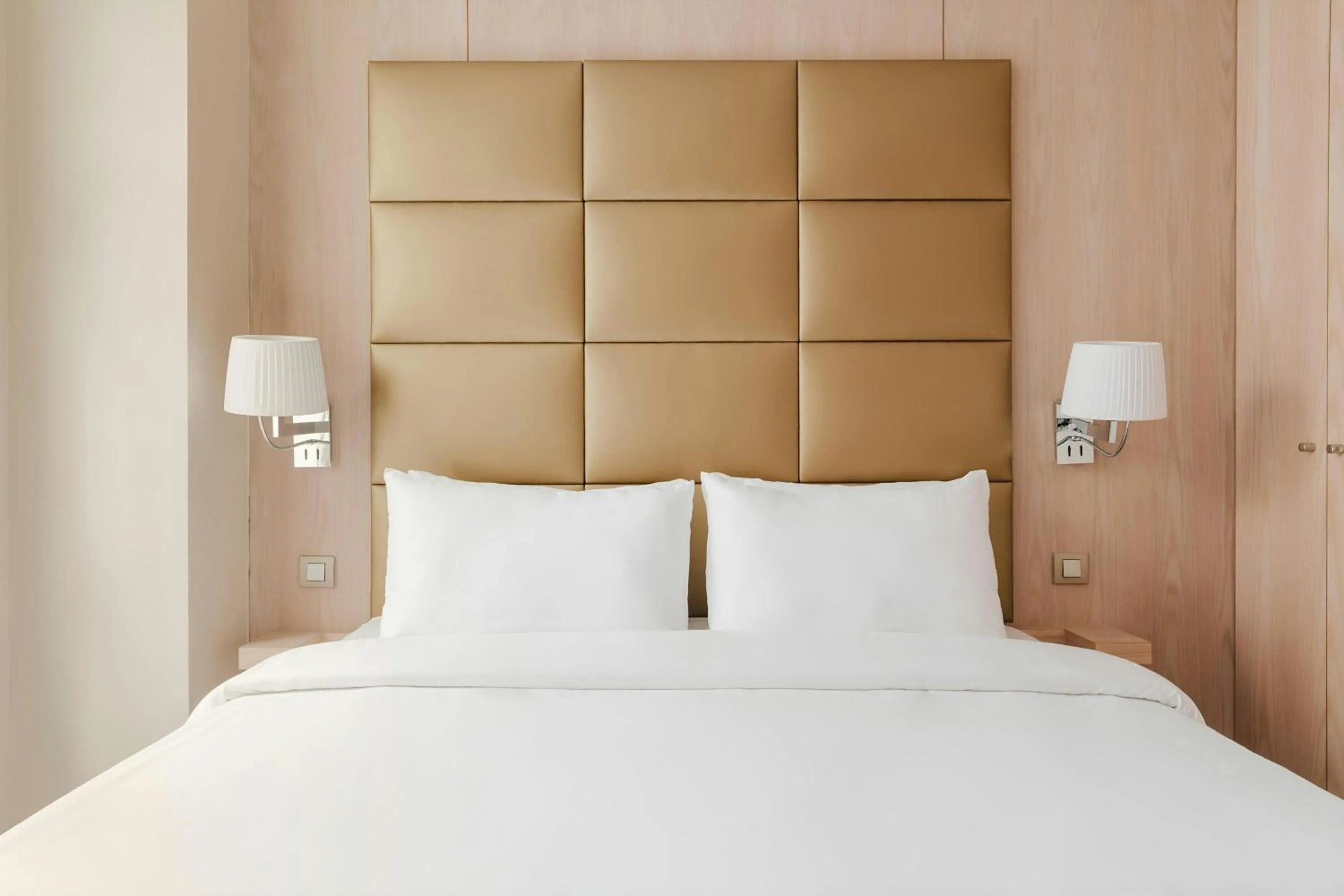 Bedroom, Bed in L'Edmond Hotel Parc Monceau, Sonder by Marriott Bonvoy