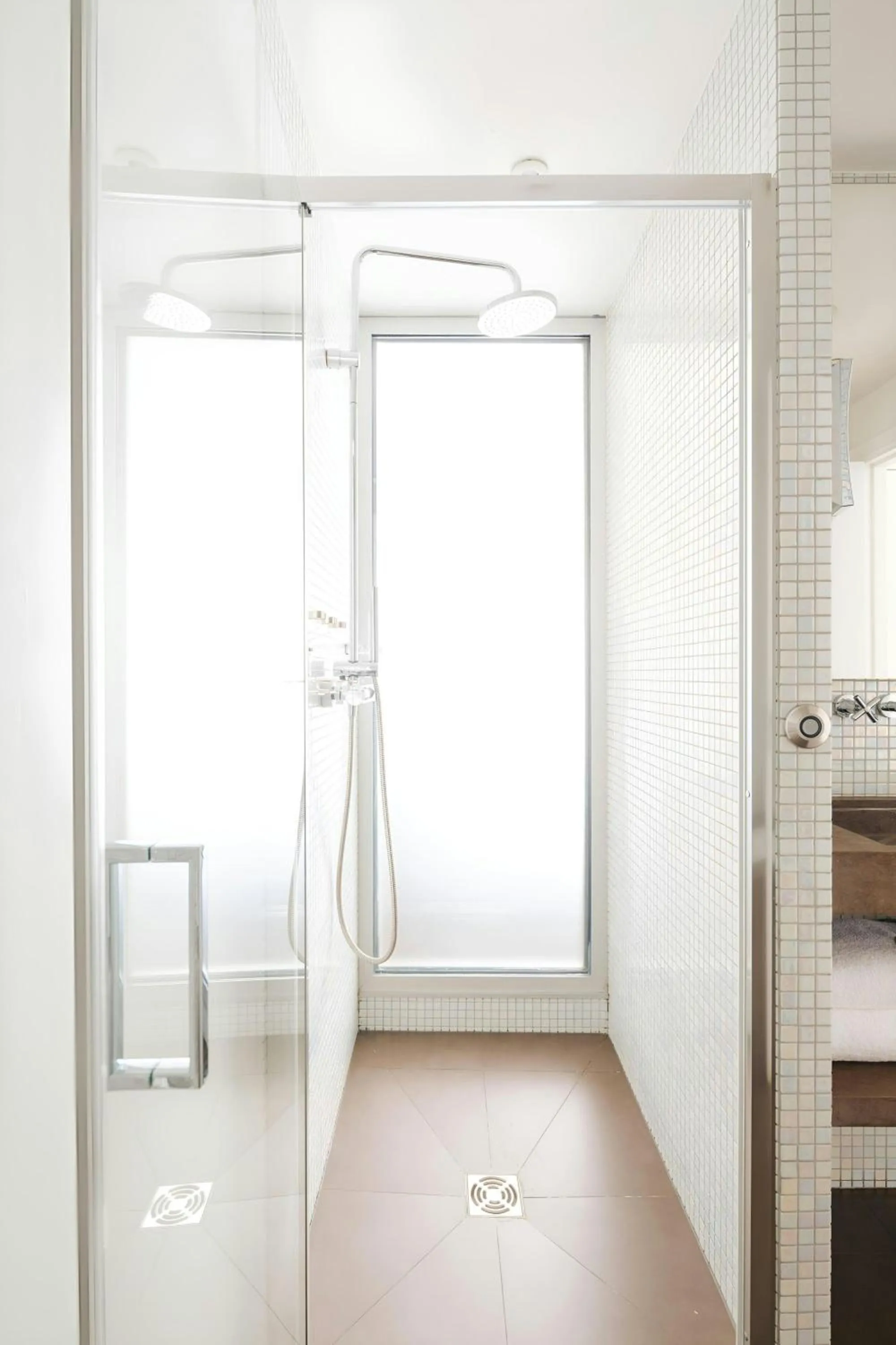 Bathroom in L'Edmond Hotel Parc Monceau, Sonder by Marriott Bonvoy