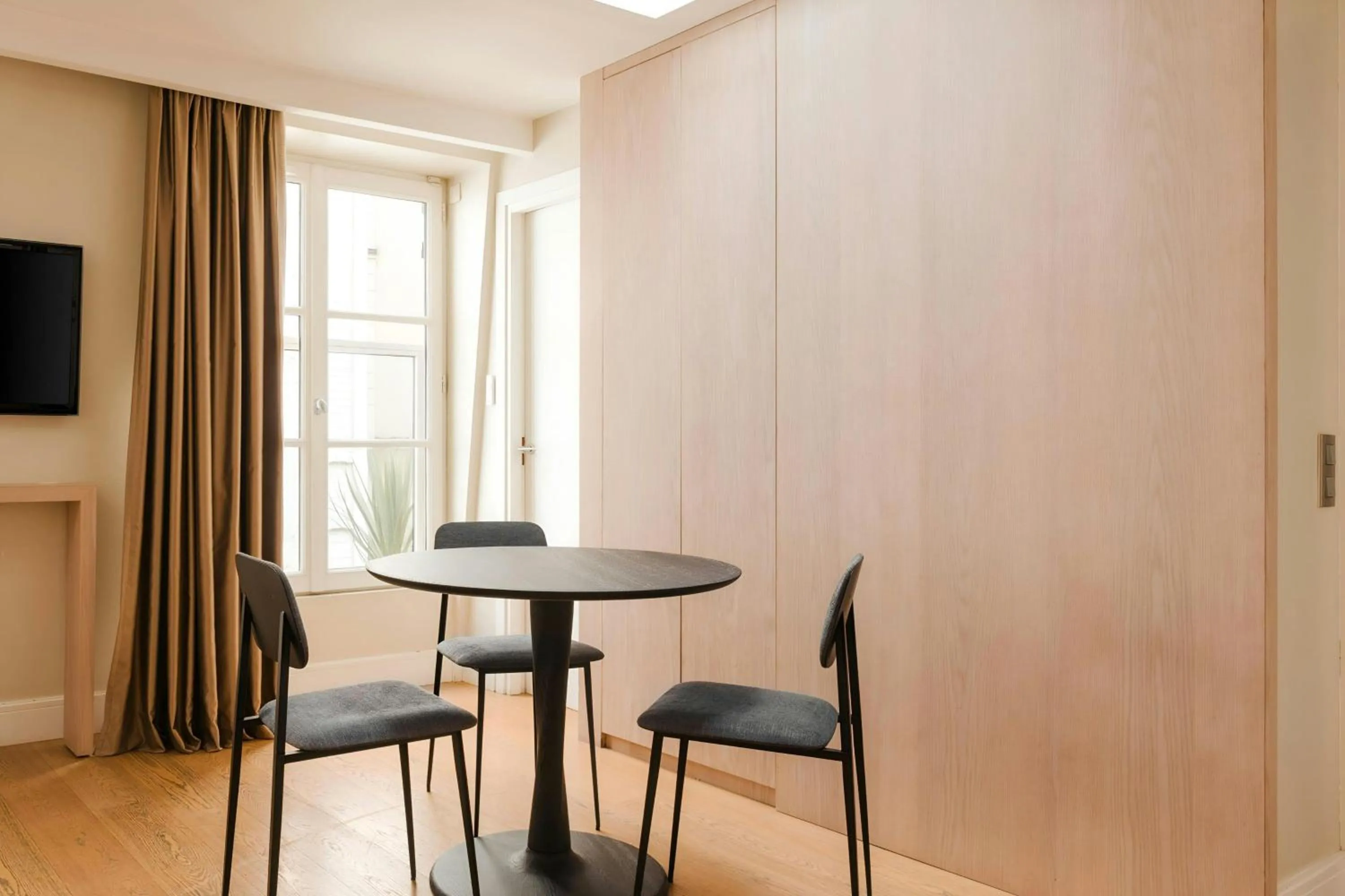 Photo of the whole room in L'Edmond Hotel Parc Monceau, Sonder by Marriott Bonvoy