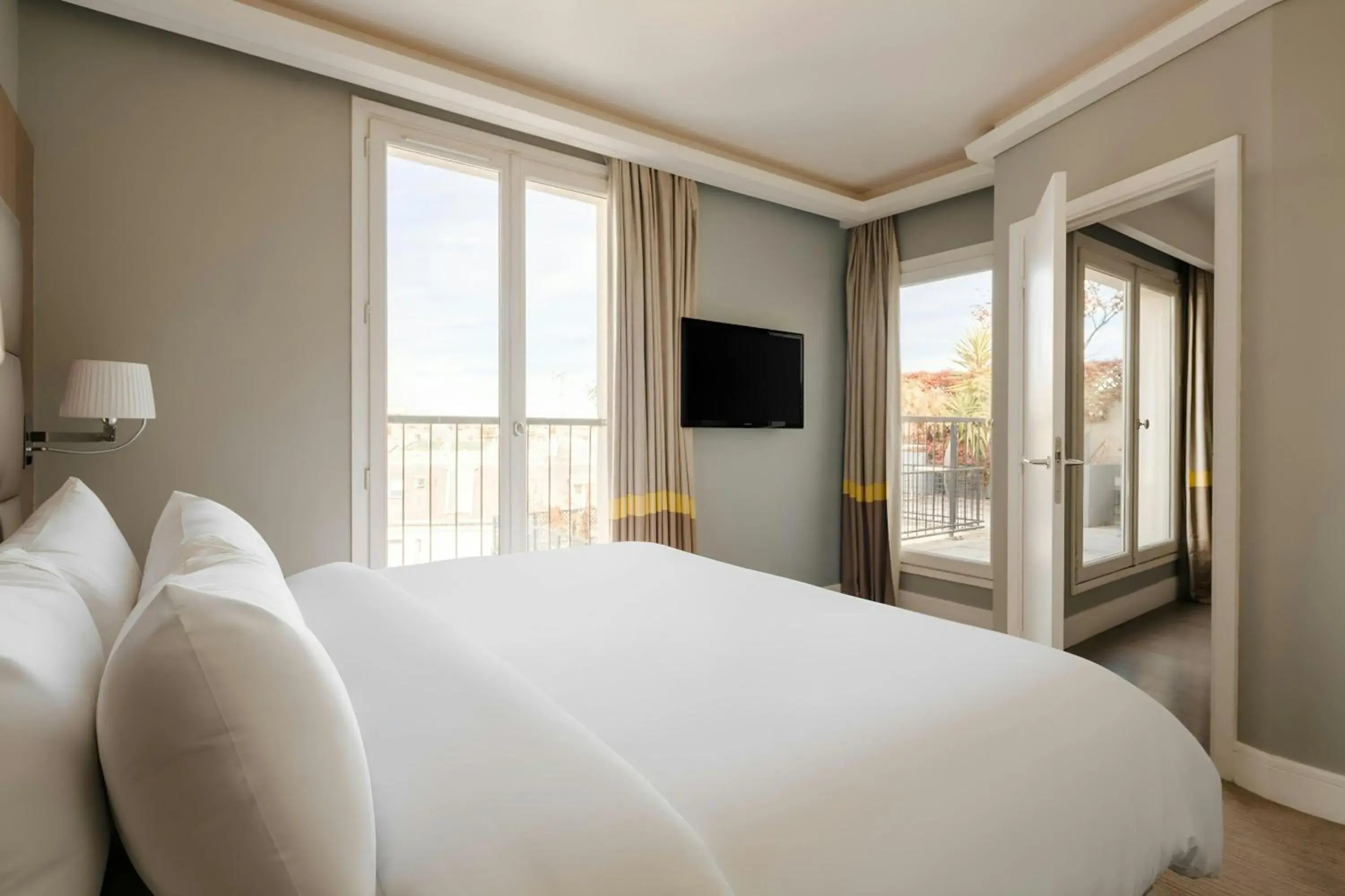 Suite with King Bed, Sofa Bed and Terrace in L'Edmond Hotel Parc Monceau Suite with King Bed, Sofa Bed and Terrace in L'Edmond Hotel Parc Monceau