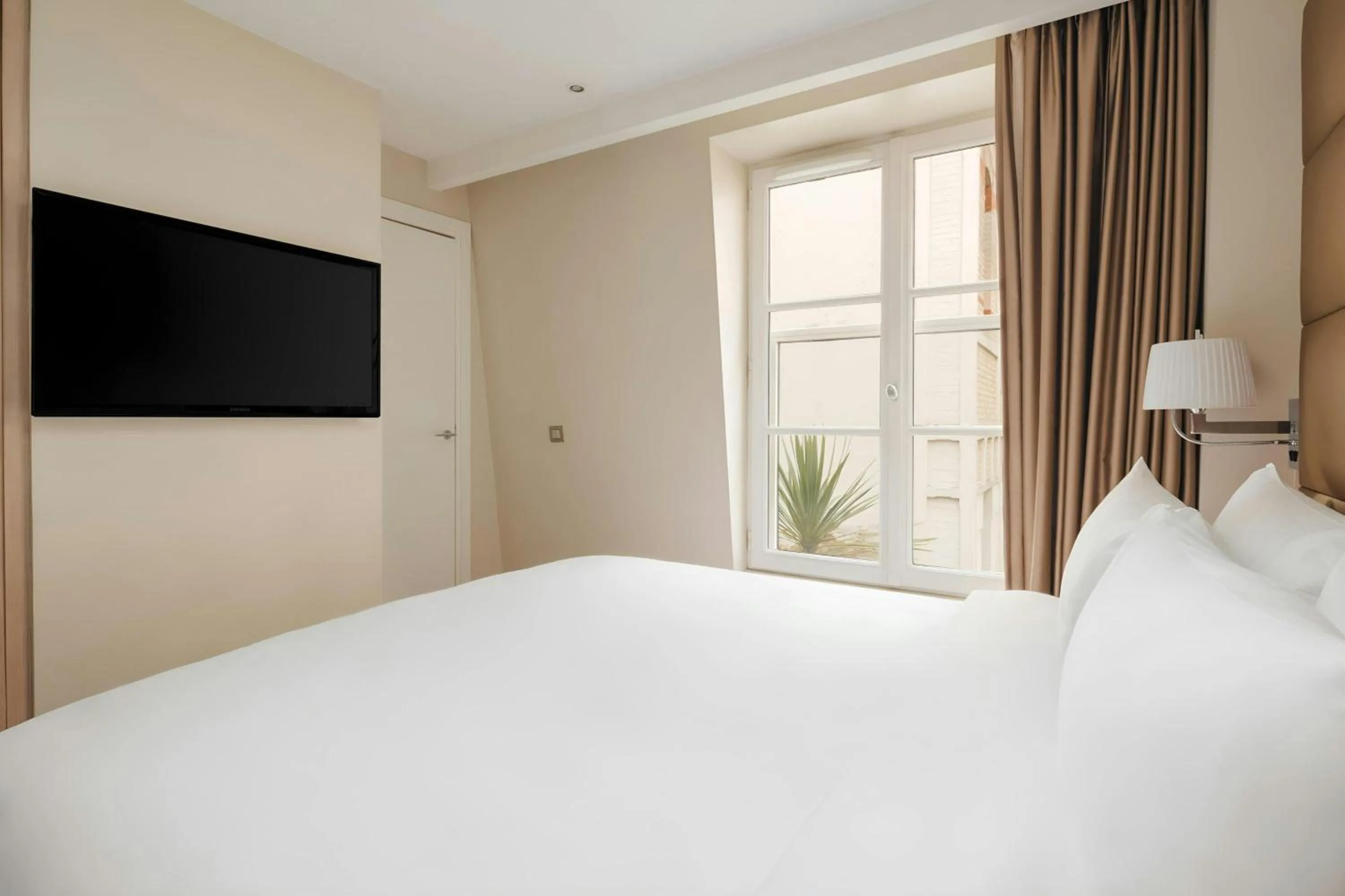 Bedroom, Bed in L'Edmond Hotel Parc Monceau, Sonder by Marriott Bonvoy