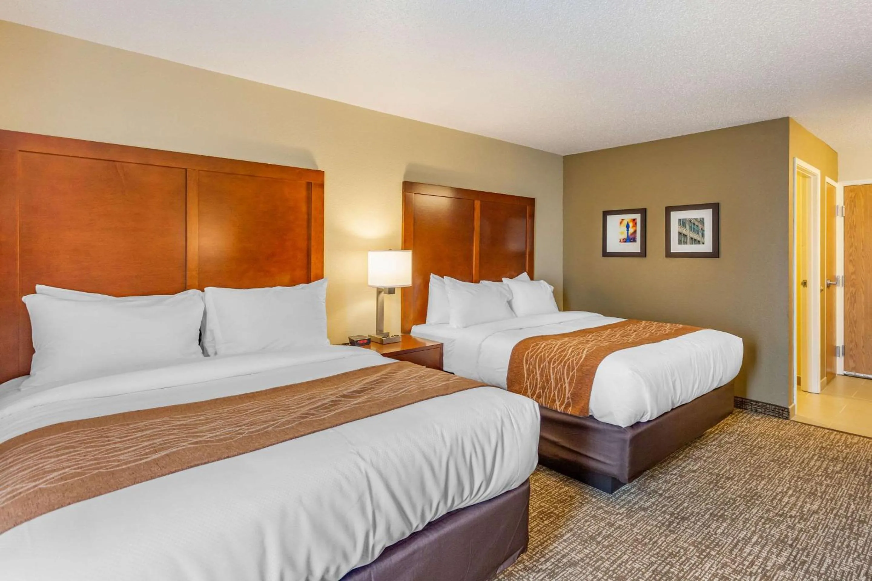 Photo of the whole room, Bed in Comfort Inn DeKalb - University Area