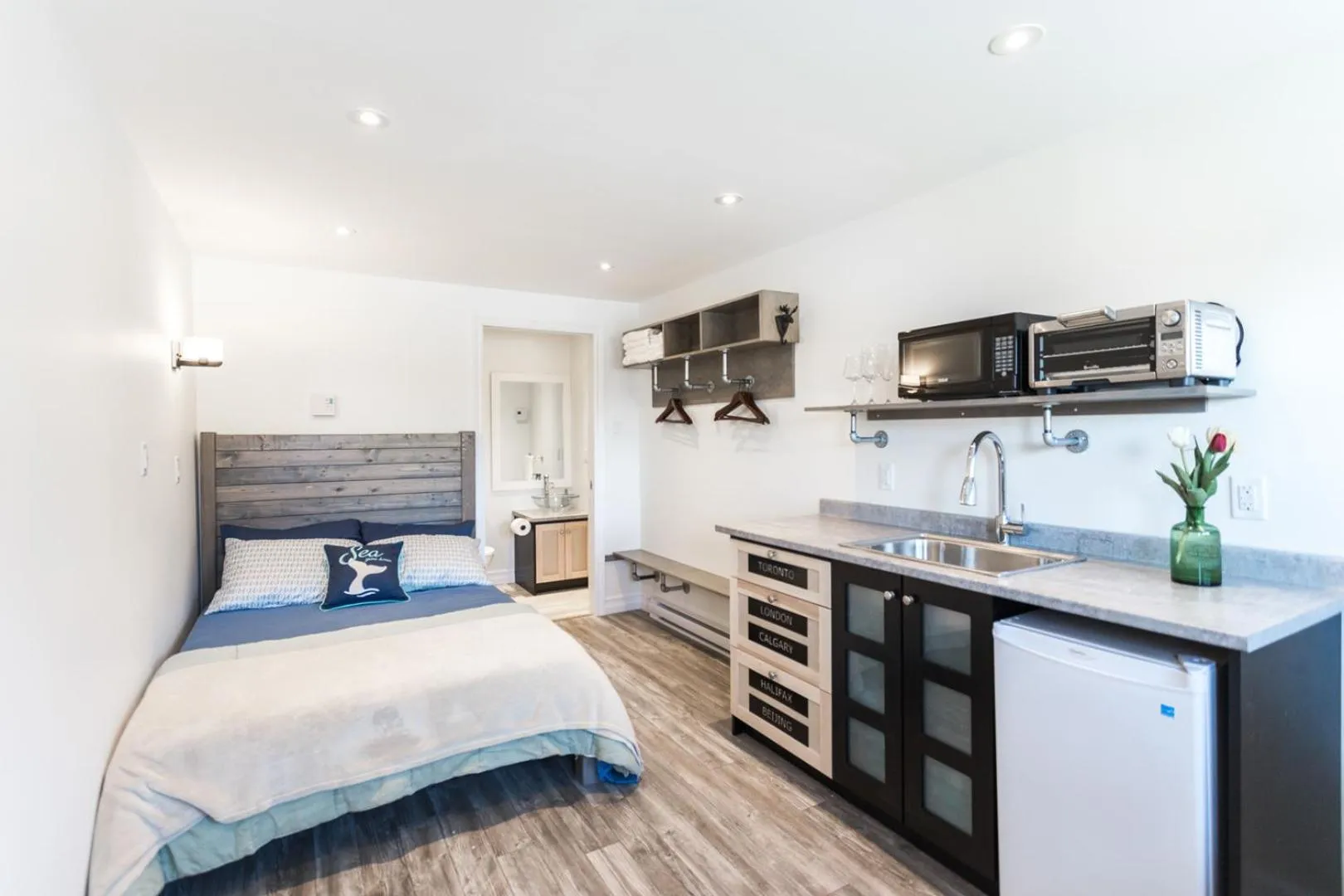 Kitchen or kitchenette, Bed in Whale House Guest House