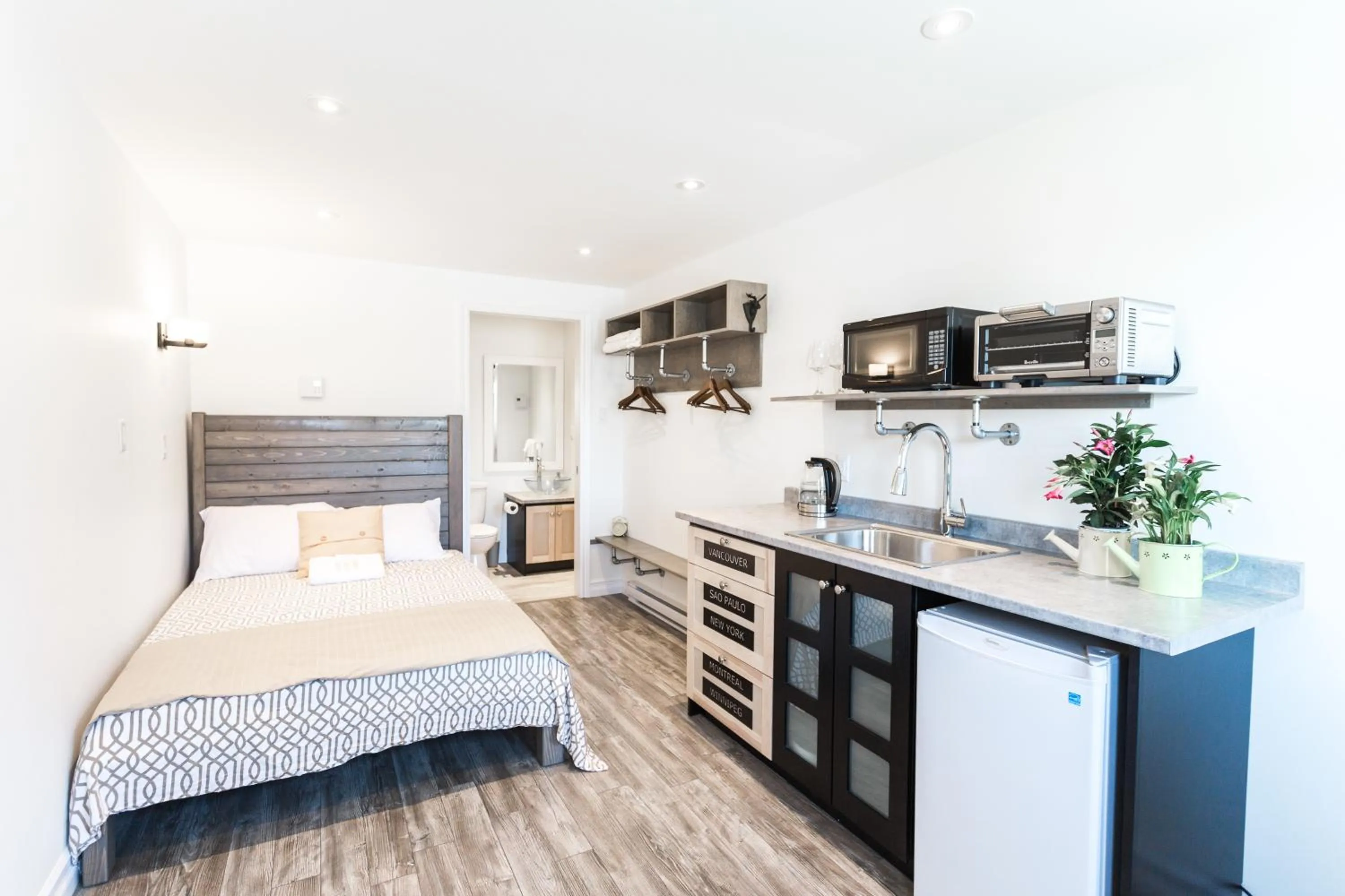 Kitchen or kitchenette, Bed in Whale House Guest House