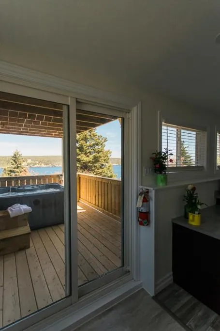 Hot Tub, Bed in Whale House Guest House