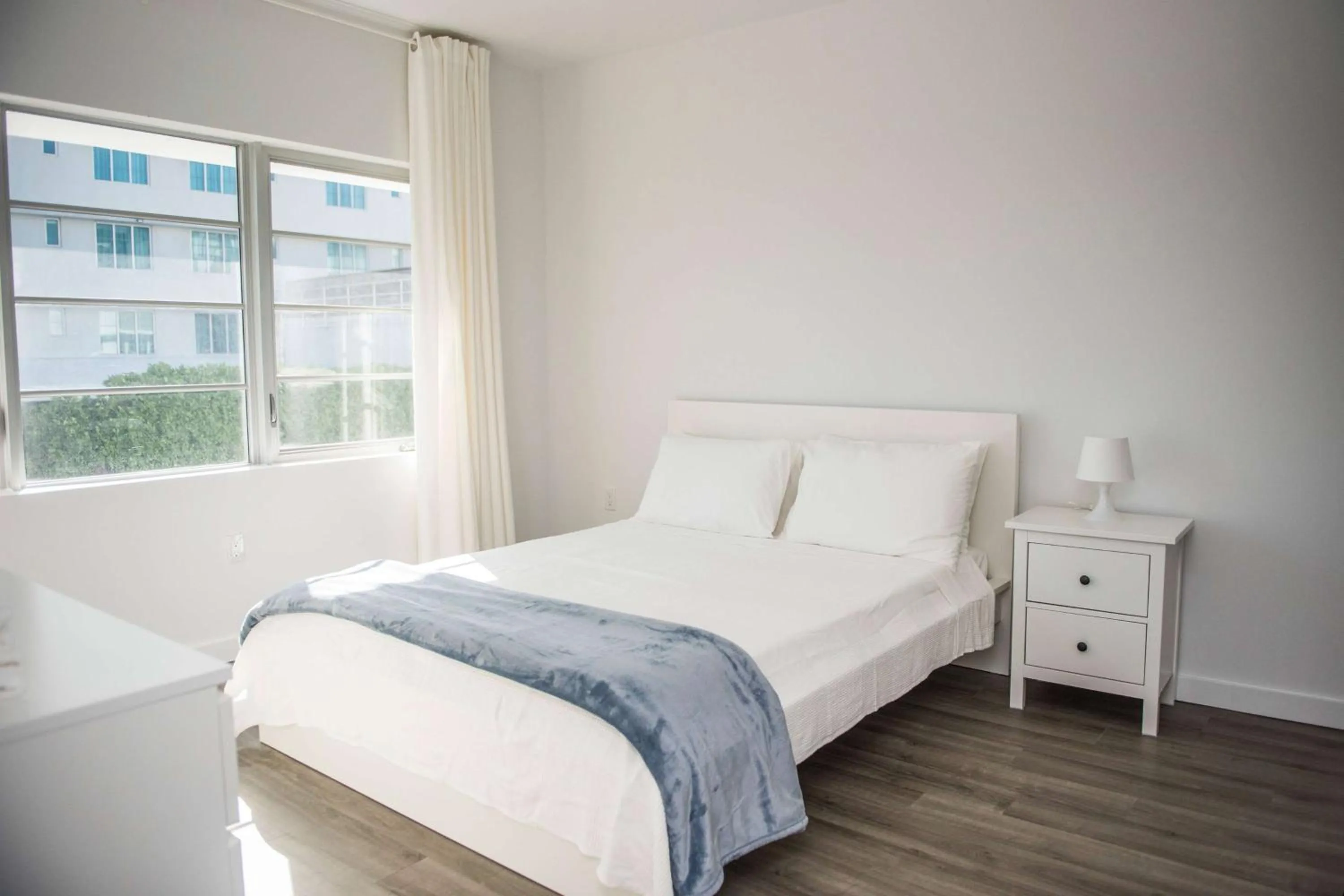 Photo of the whole room in 12th & Ocean Suites by LuxUrban