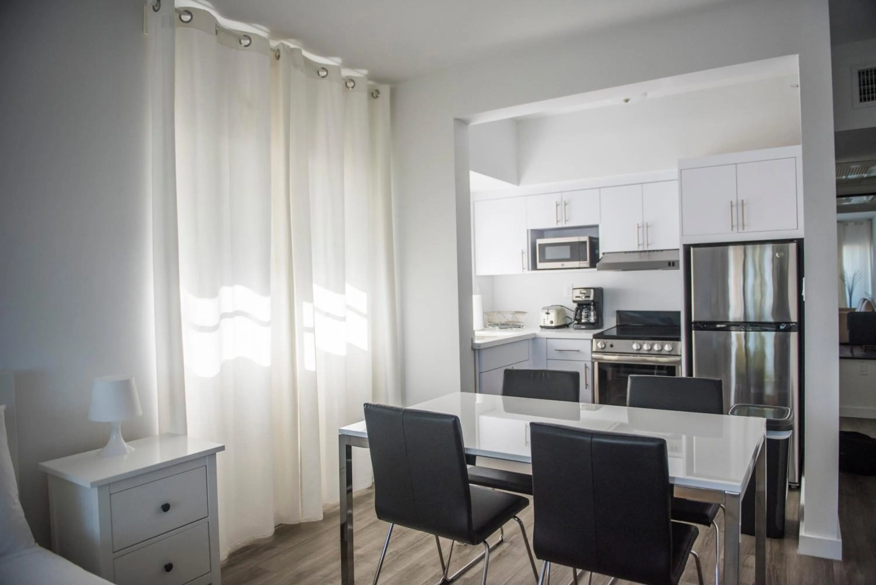 Dining Area in 12th & Ocean Suites by LuxUrban
