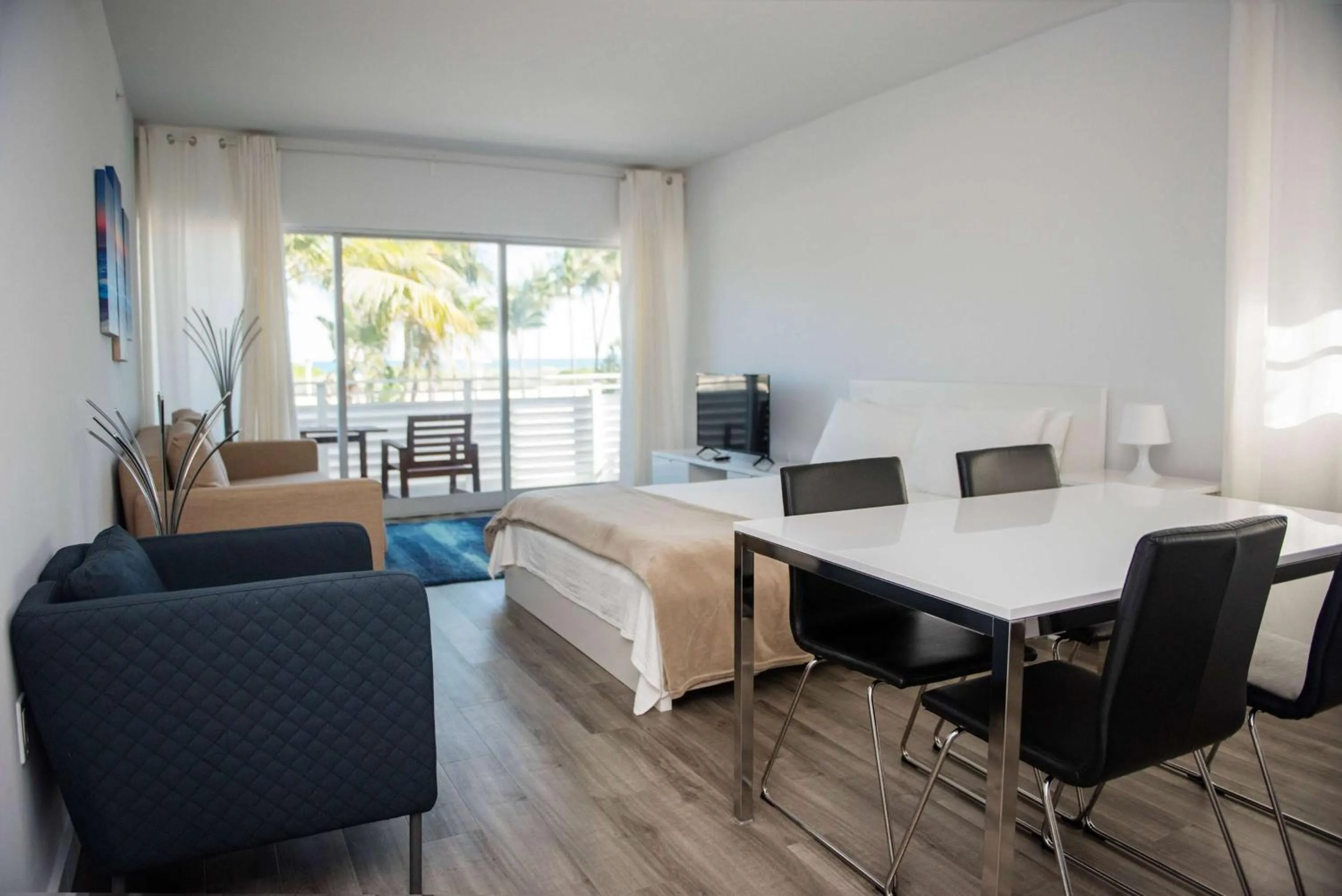 Photo of the whole room in 12th & Ocean Suites by LuxUrban