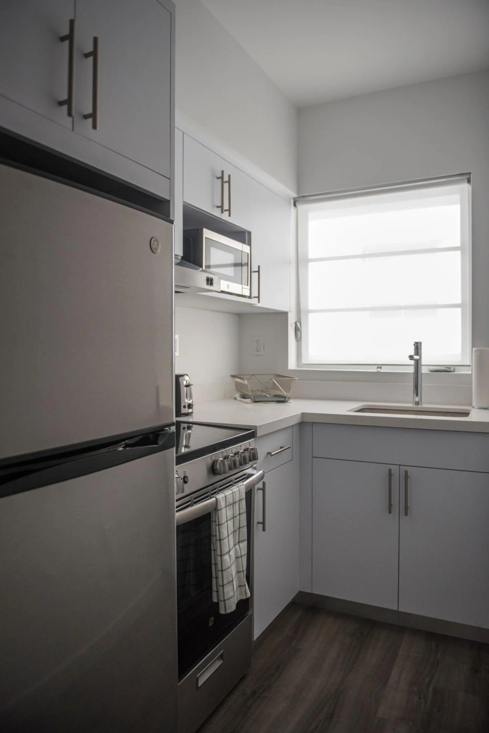 Kitchen/Kitchenette in 12th & Ocean Suites by LuxUrban