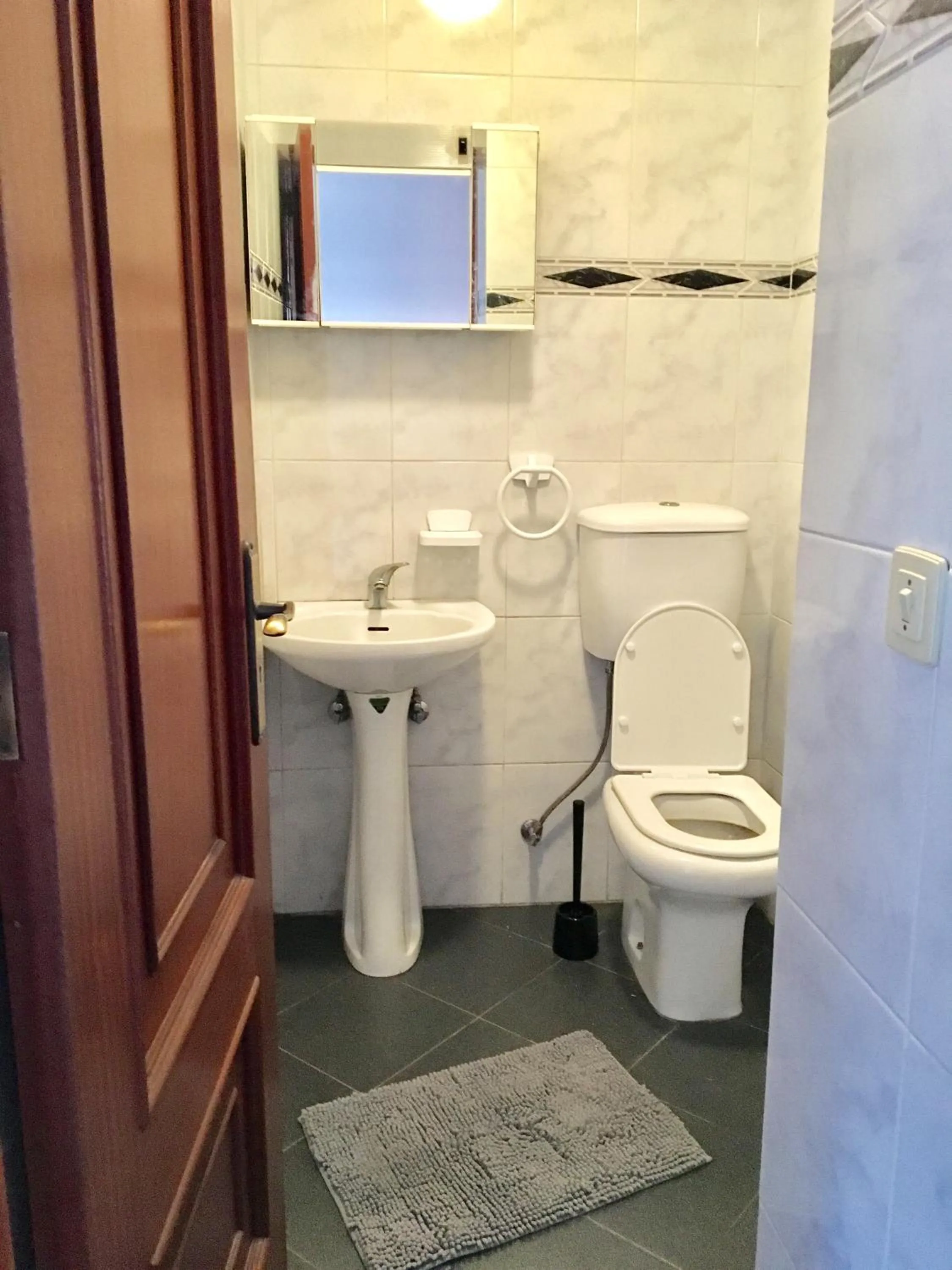 Toilet in Catloc & Kitcat Alojamento Local