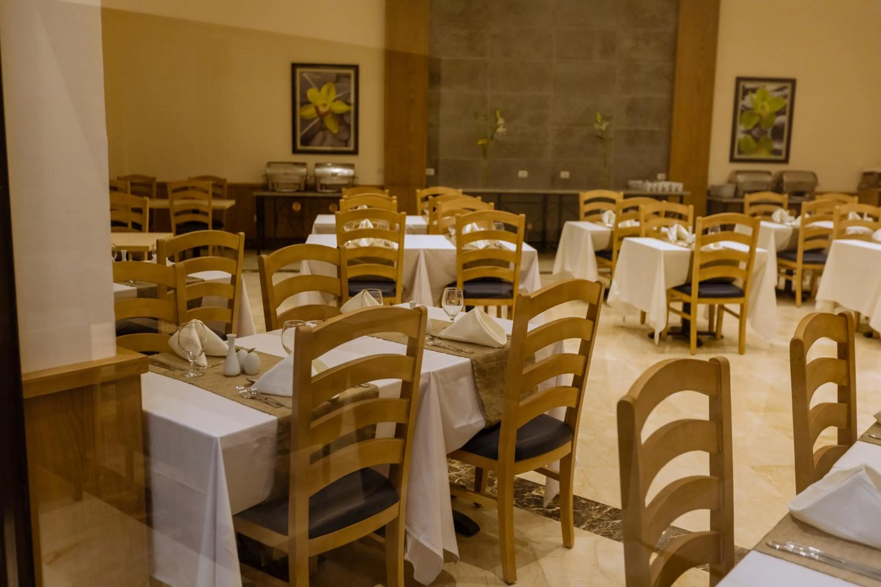 Restaurant/places to eat in Sky View Suites Hotel