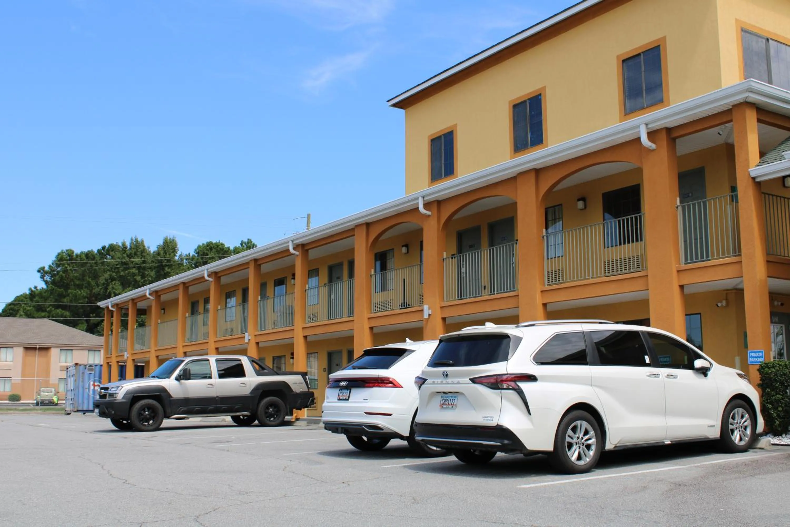 Parking in Savannah Inn - Savannah I-95 North