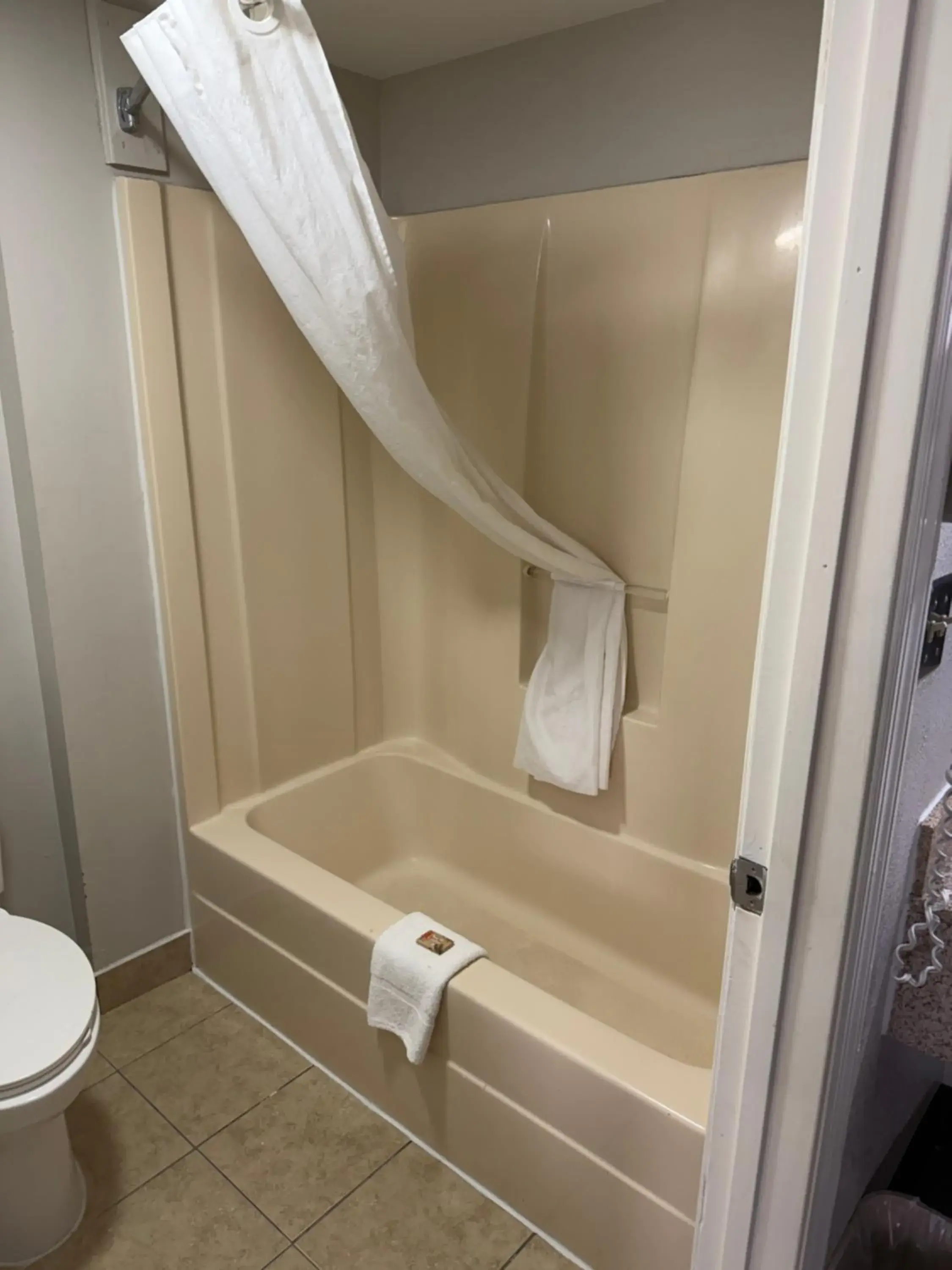 King Room in Savannah Inn - Savannah I-95 North King Room in Savannah Inn - Savannah I-95 North