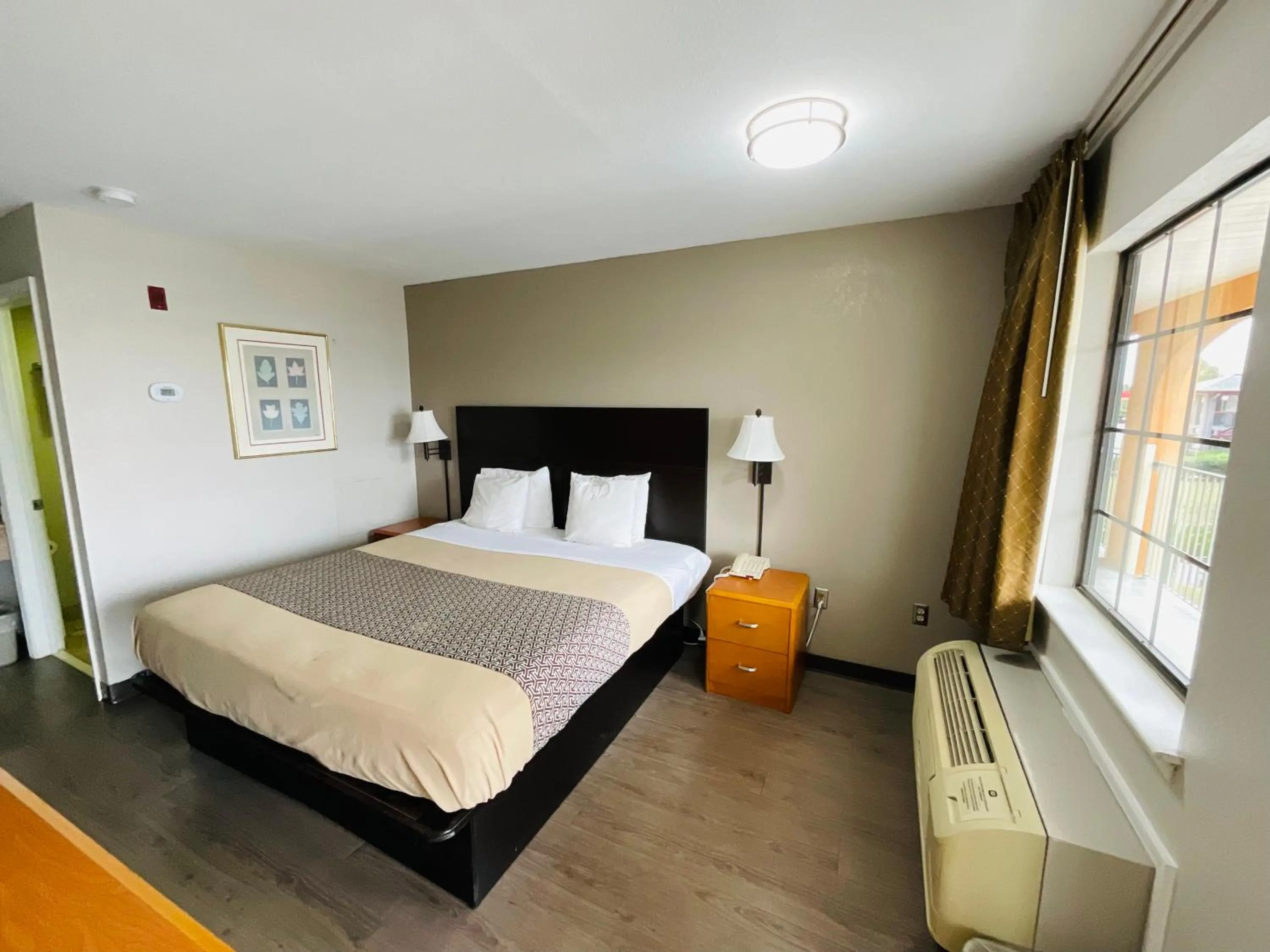 Bed in Savannah Inn - Savannah I-95 North