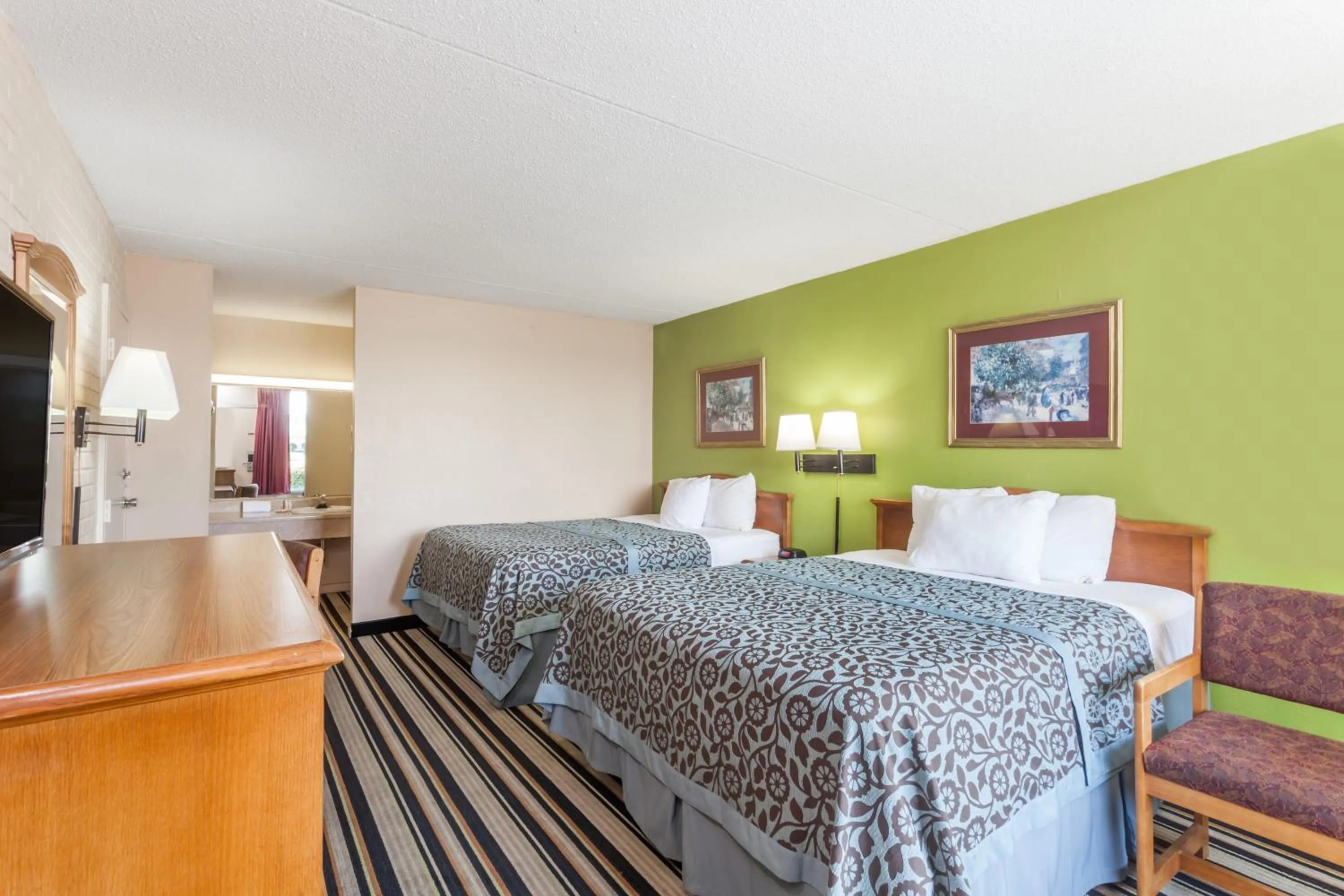 Photo of the whole room, Bed in Days Inn by Wyndham Jackson