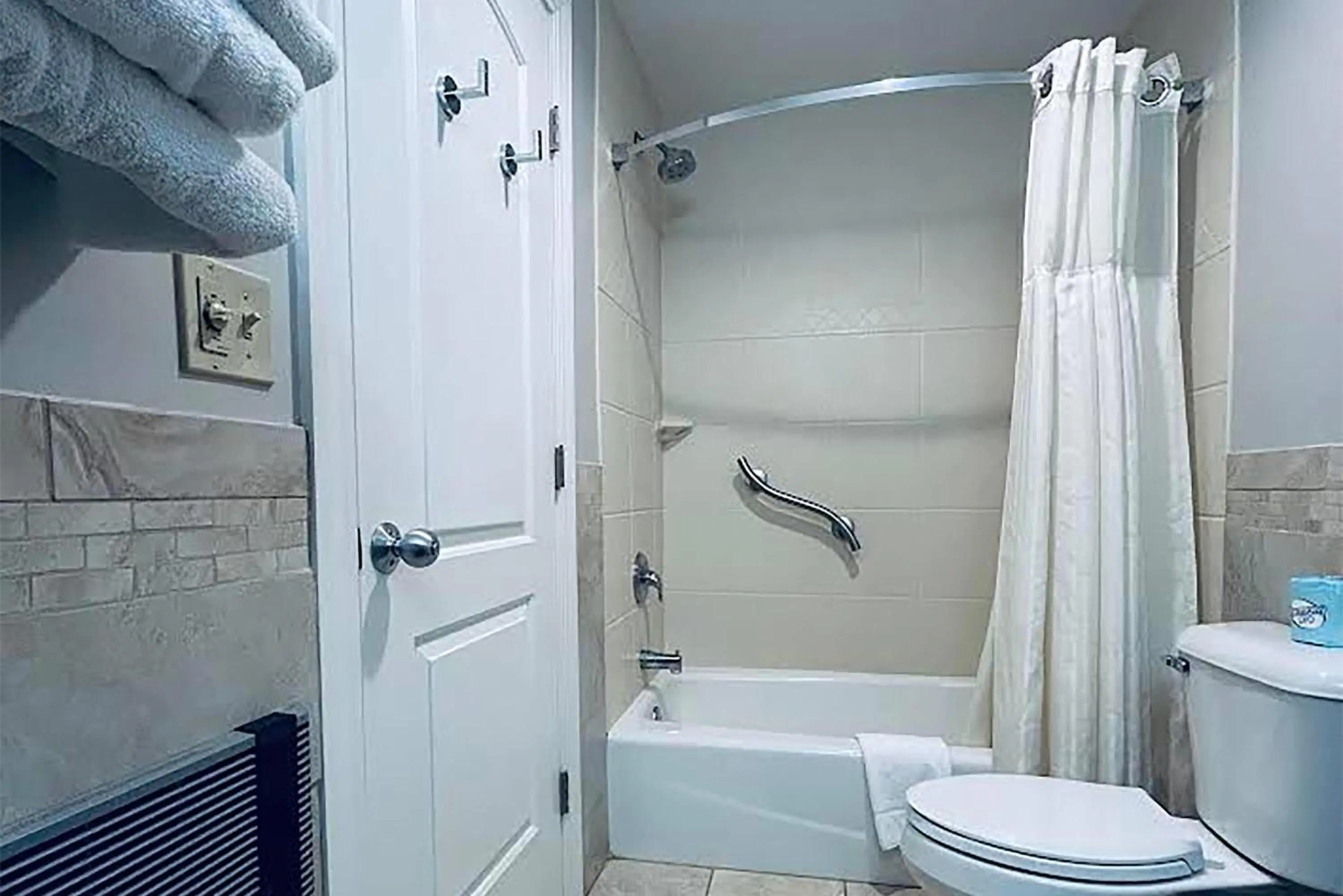 Bathroom in Golden Gables Inn Dazzler Select by Wyndham