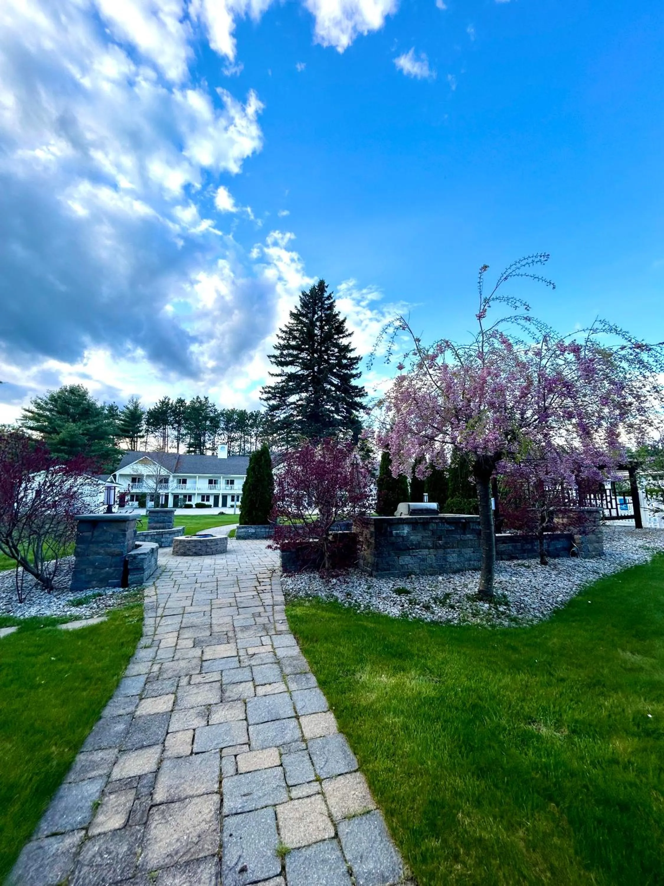 Inner courtyard view in Golden Gables Inn Dazzler Select by Wyndham