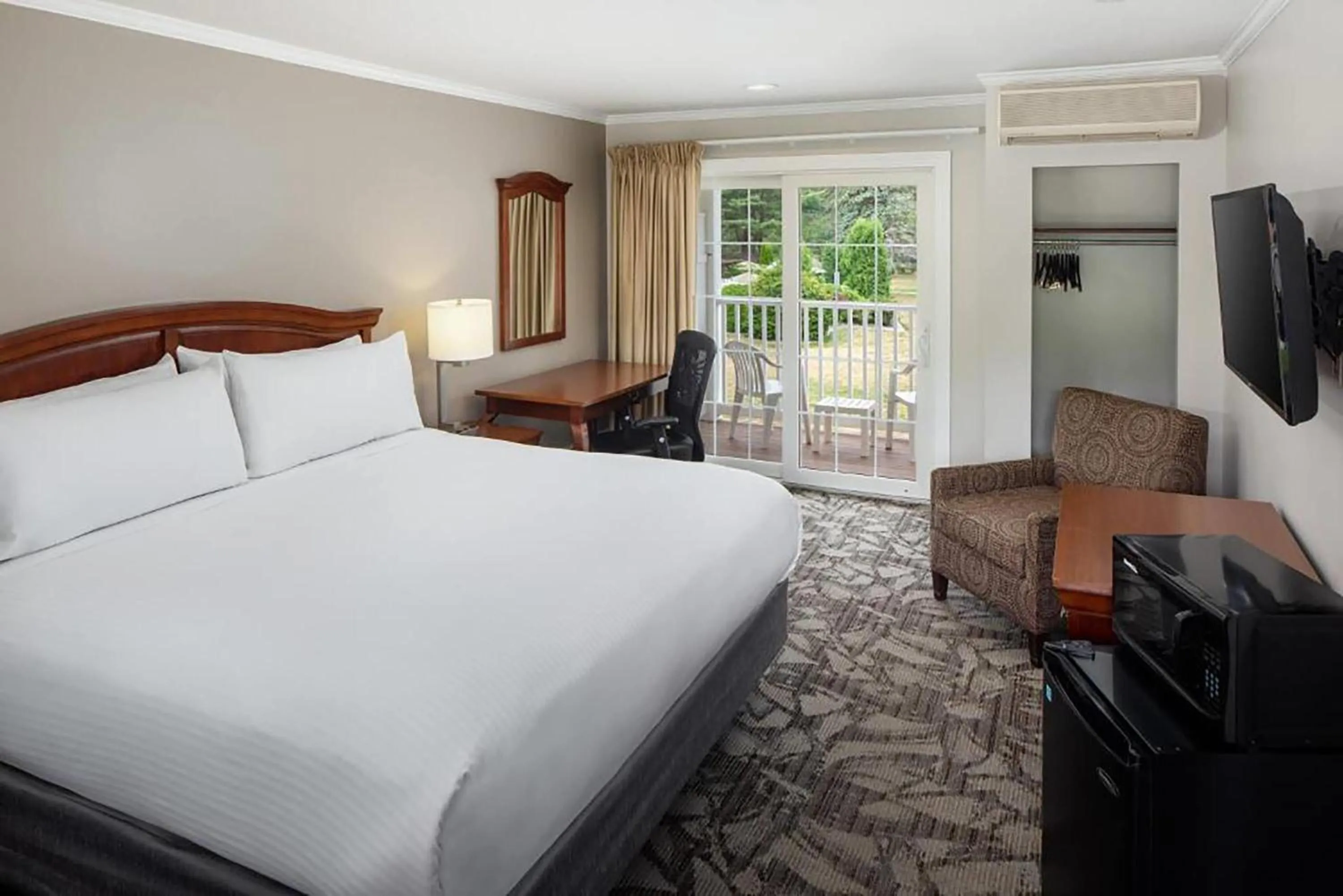 Photo of the whole room, Bed in Golden Gables Inn Dazzler Select by Wyndham
