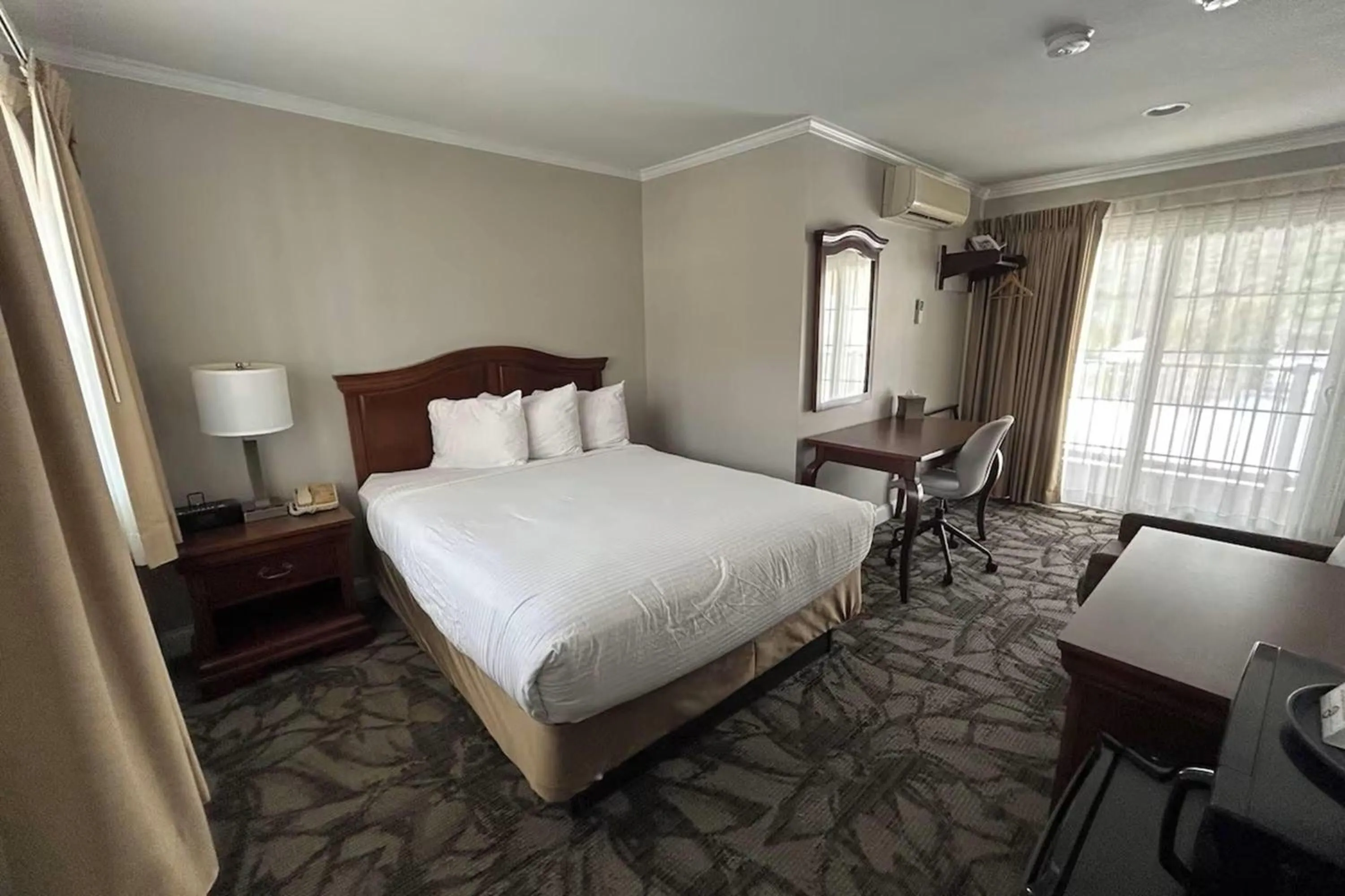 Photo of the whole room, Bed in Golden Gables Inn Dazzler Select by Wyndham