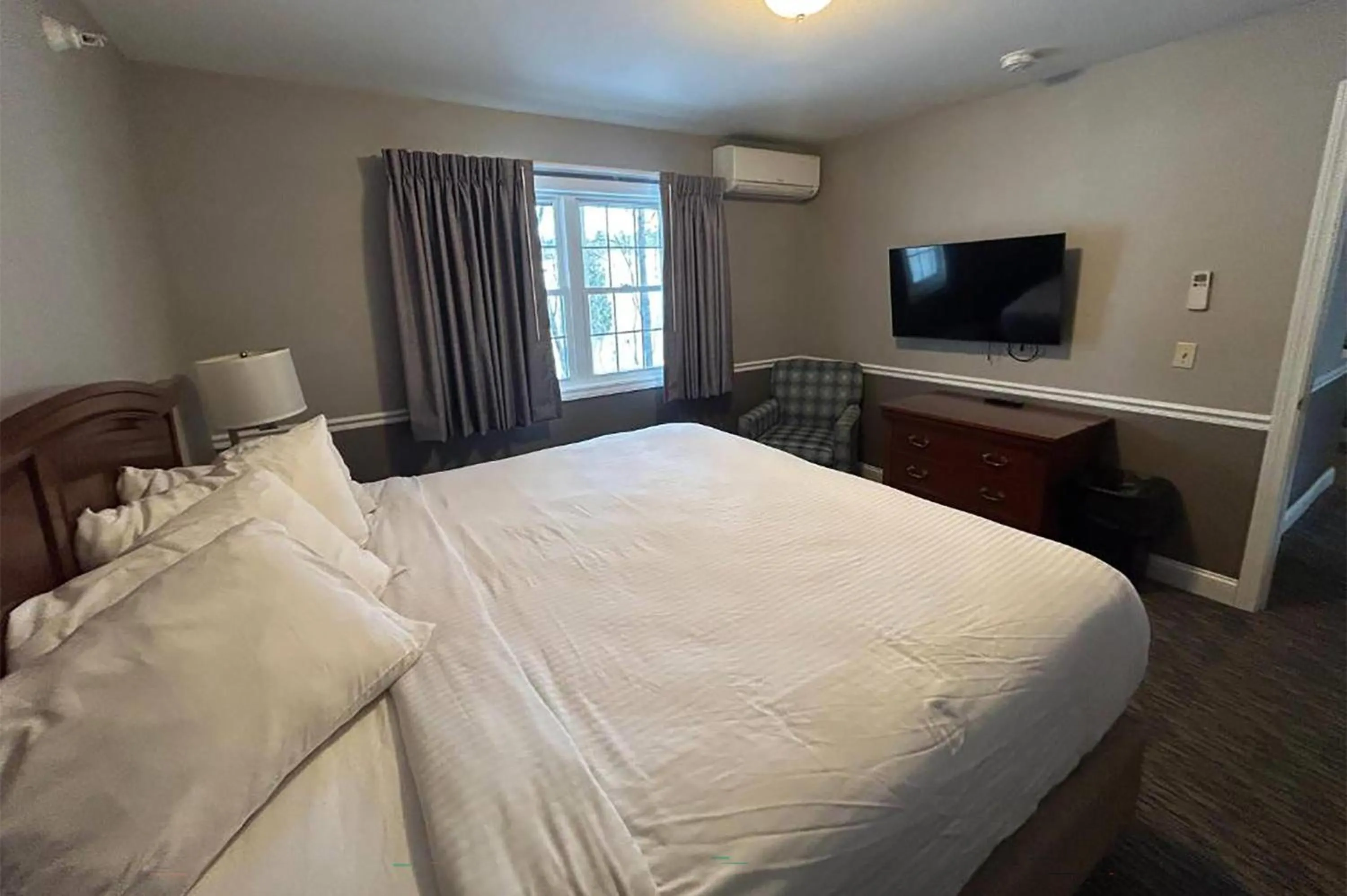 Photo of the whole room, Bed in Golden Gables Inn Dazzler Select by Wyndham