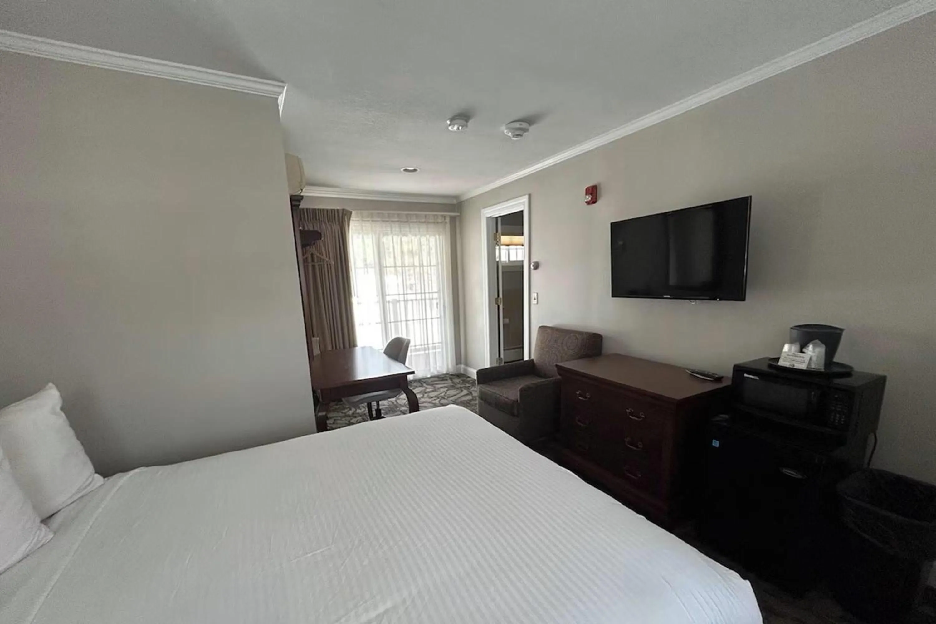 Photo of the whole room, Bed in Golden Gables Inn Dazzler Select by Wyndham