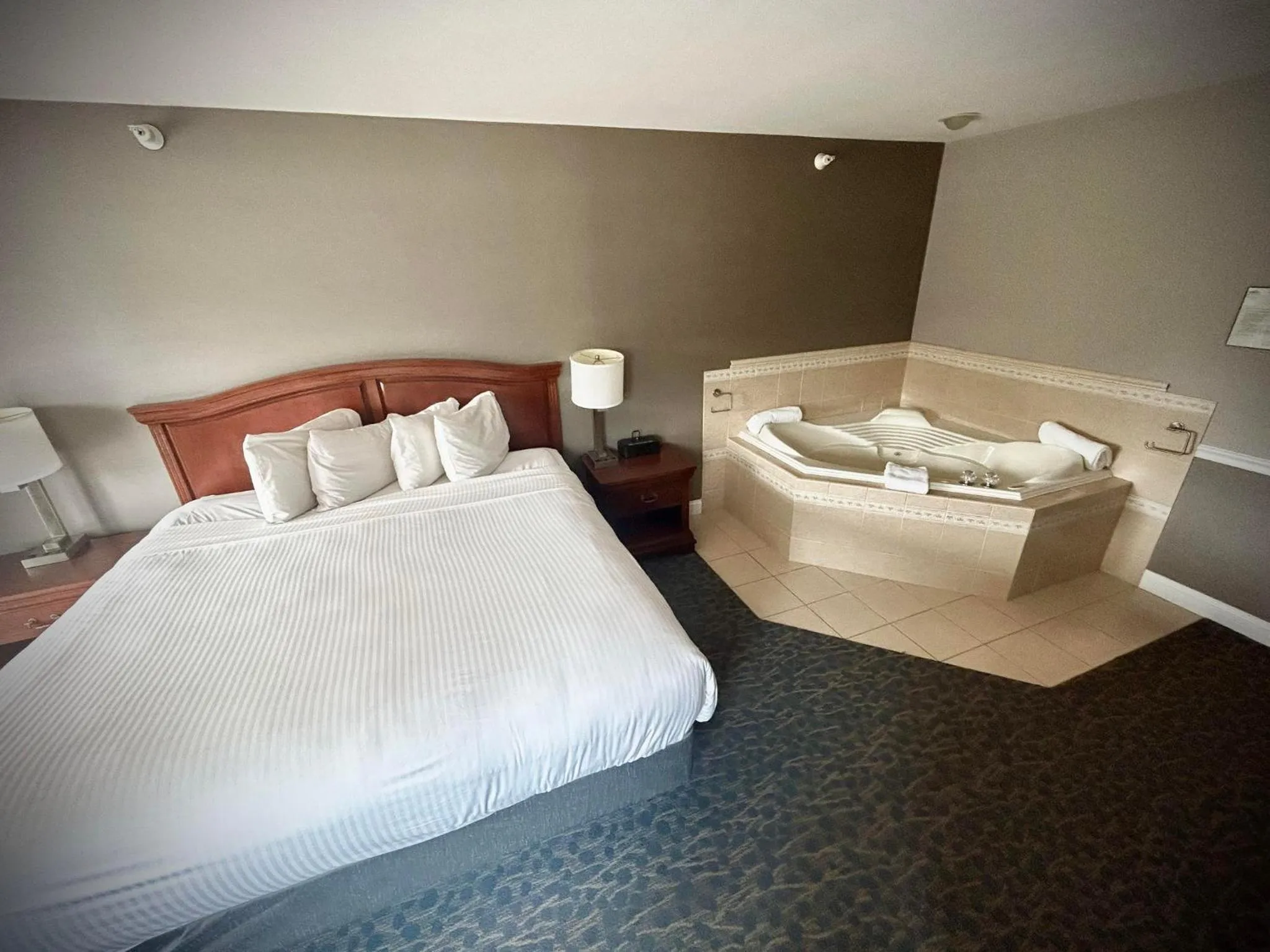 Hot Tub, Bed in Golden Gables Inn Dazzler Select by Wyndham