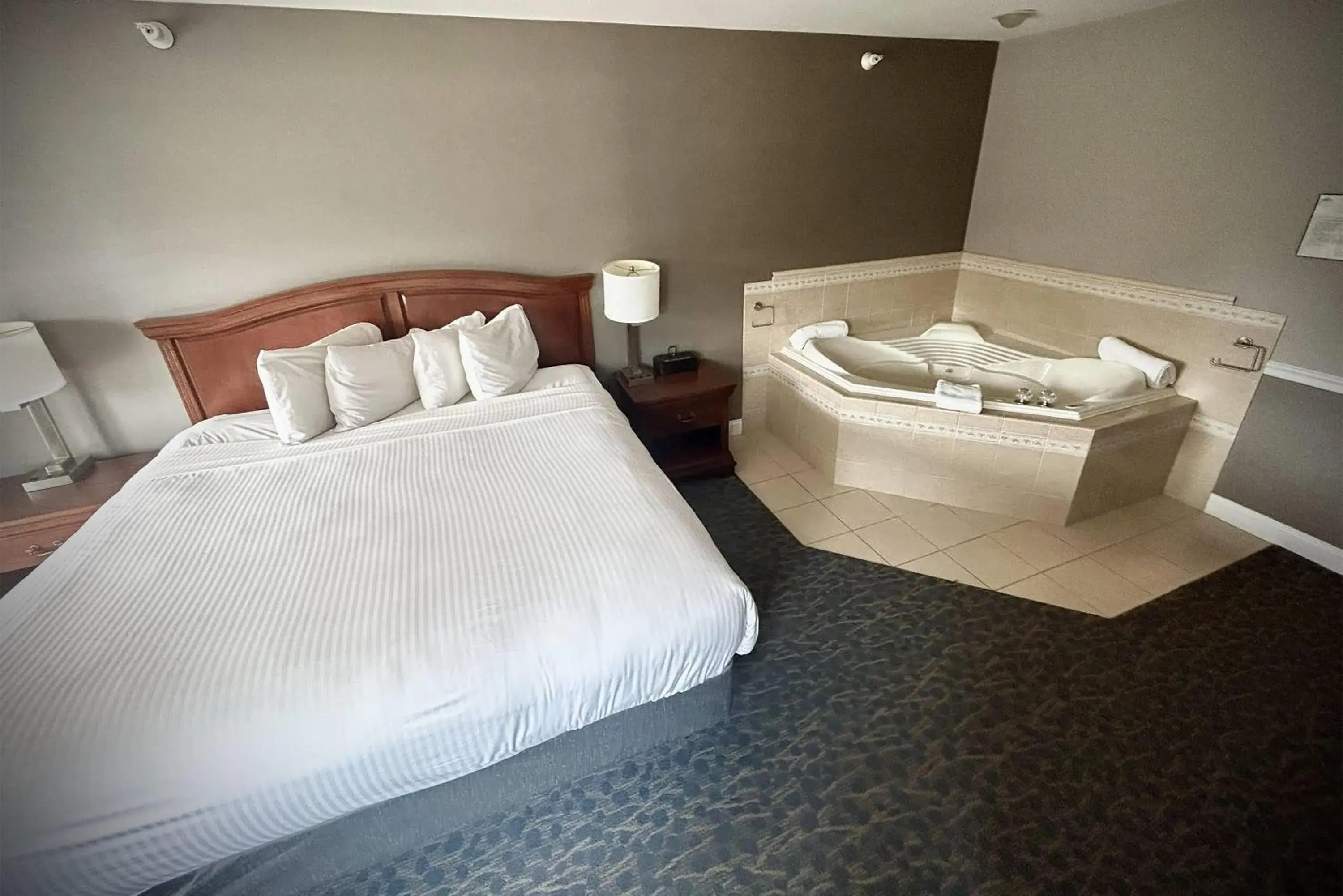 Luxury King Suite with Jetted Tub - Non-Smoking in Golden Gables Inn Dazzler Select by Wyndham Luxury King Suite with Jetted Tub - Non-Smoking in Golden Gables Inn Dazzler Select by Wyndham