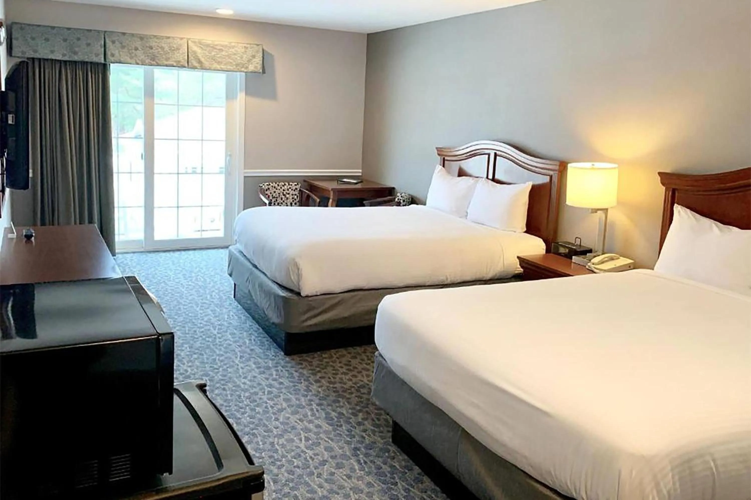 Photo of the whole room, Bed in Golden Gables Inn Dazzler Select by Wyndham