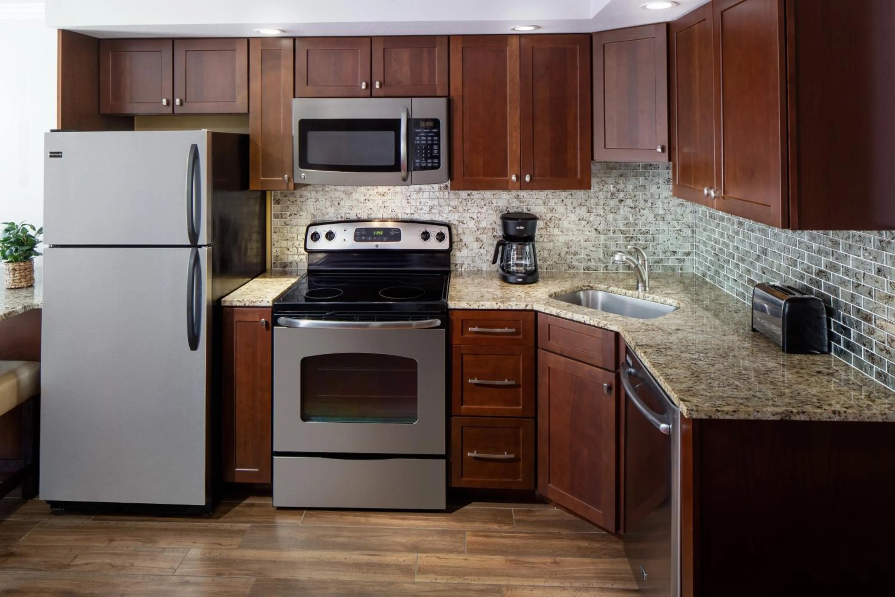 Kitchen or kitchenette in Golden Gables Inn Dazzler Select by Wyndham