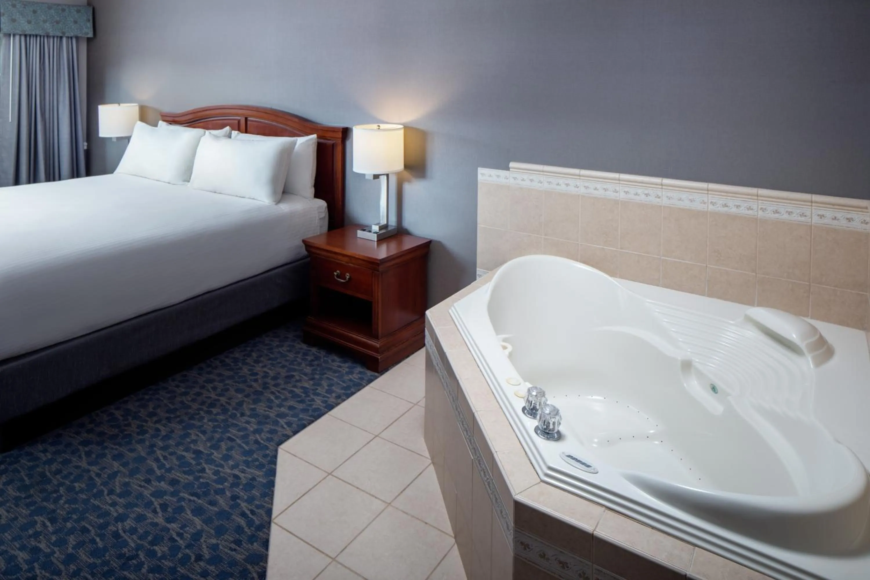 Hot Tub, Bed in Golden Gables Inn Dazzler Select by Wyndham