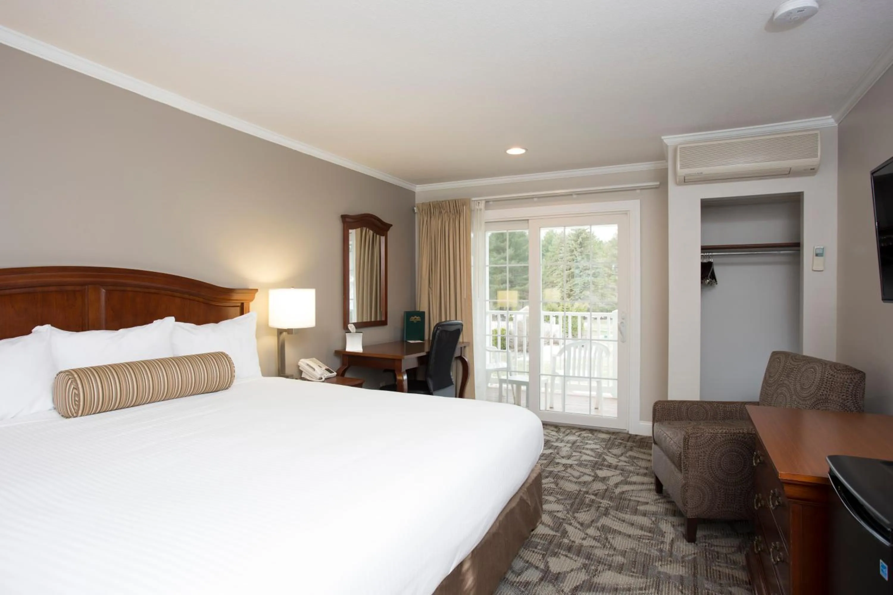 Photo of the whole room, Bed in Golden Gables Inn Dazzler Select by Wyndham