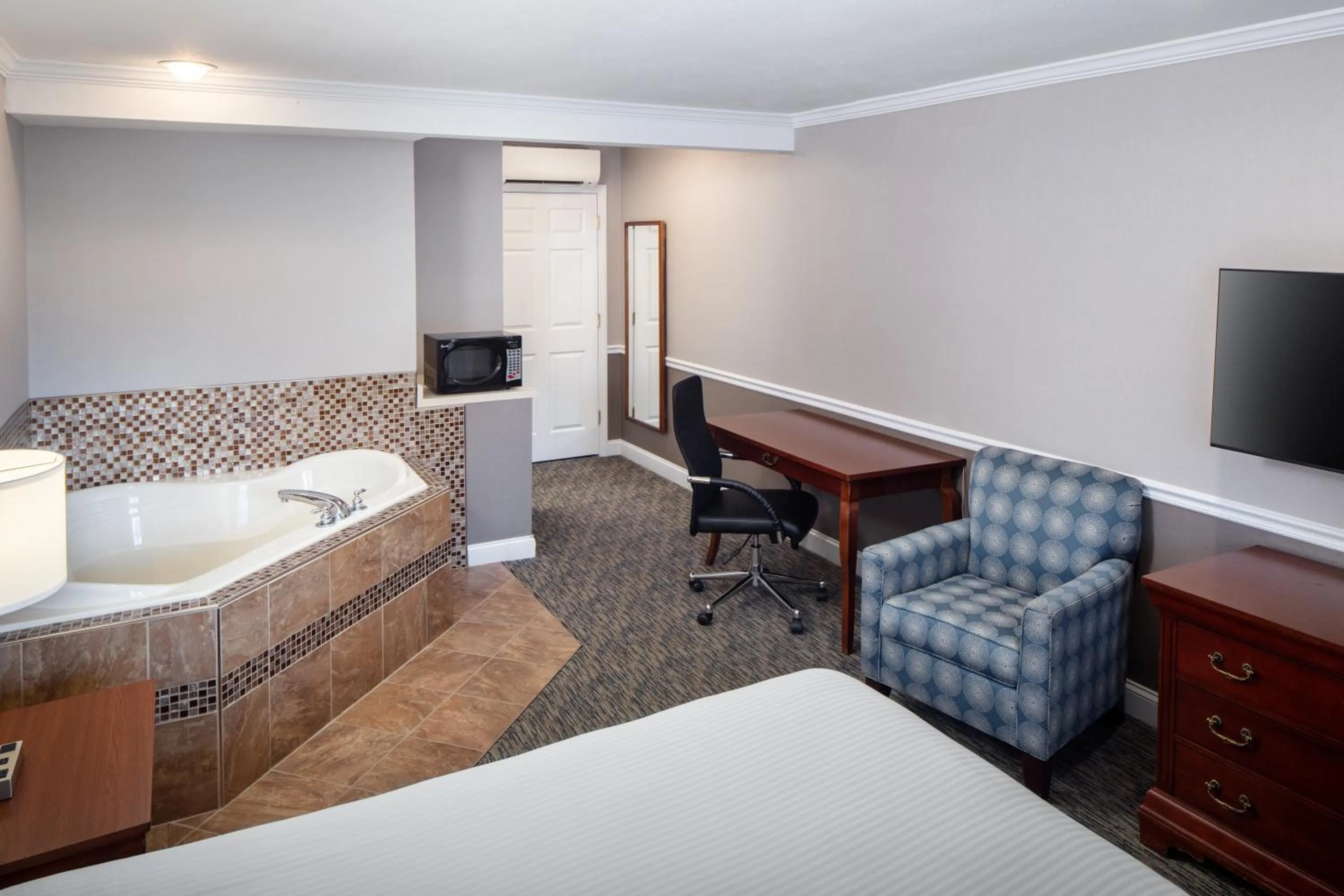 Hot Tub, Bed in Golden Gables Inn Dazzler Select by Wyndham