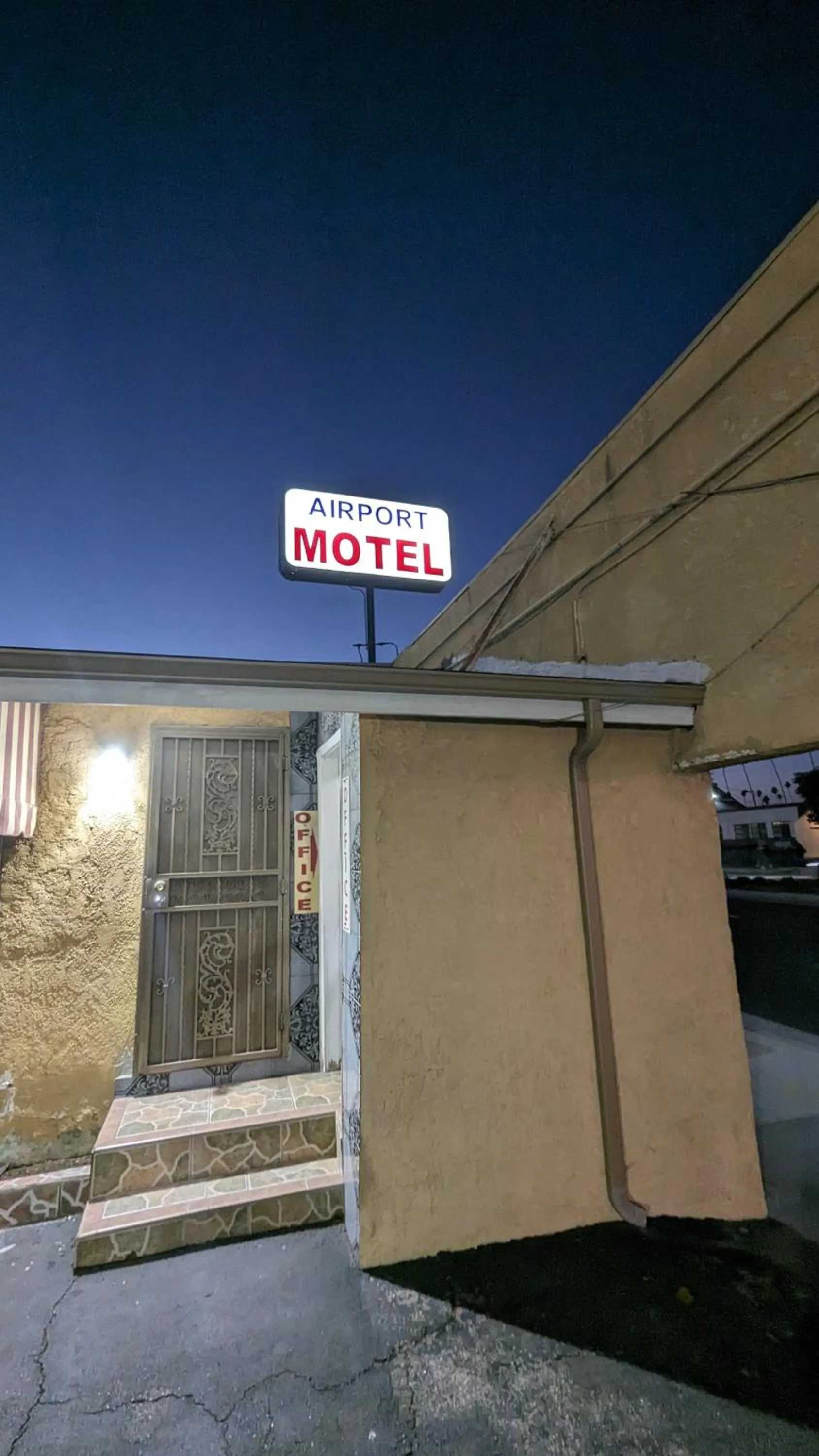 Property building in Airport Motel - Inglewood